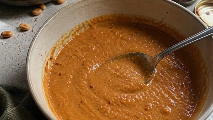 Make this easy, homemade spicy peanut sauce — a creamy, Thai‑inspired blend of peanuts, chili flakes, garlic, and soy for bold flavor in minutes. Perfect for noodles, grilled chicken, or veggie bowls.