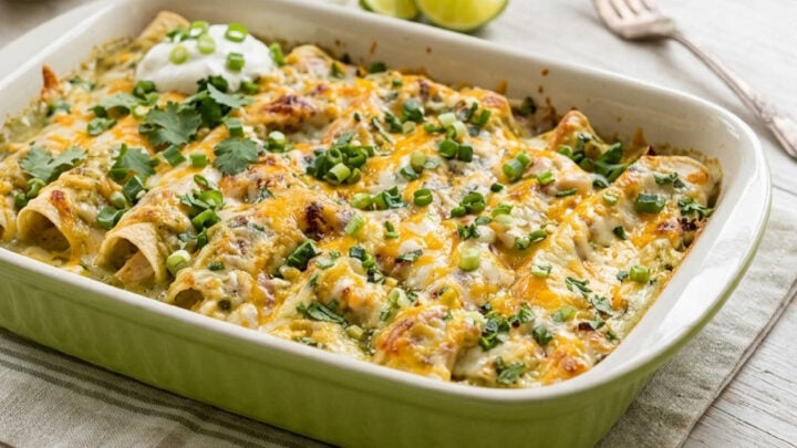 Golden, bubbly Cheesy Chicken Enchiladas fresh out of the kitchen! 🌯🔥 Soft tortillas stuffed with savory shredded protein and smothered in gooey, melted goodness. The absolute king of quick comfort food. #EnchiladaNight #FamilyDinners #MeltedCheese #EasyRecipes #ComfortFoodie #HomeBaking #MexicanFlavor #WeeknightFeast #CozyEats