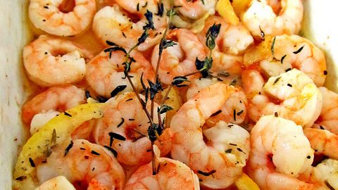 Roasted lemon garlic herb shrimp: the perfect dish for a summer barbecue! Try it out and impress your friends and family with this mouthwatering recipe.