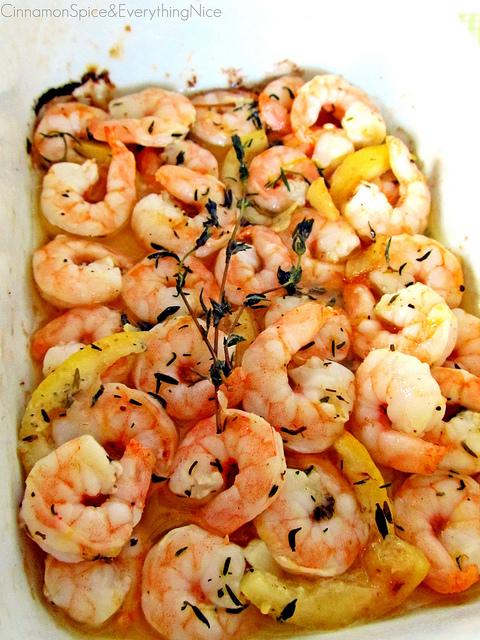 Roasted lemon garlic herb shrimp: the perfect dish for a summer barbecue! Try it out and impress your friends and family with this mouthwatering recipe.