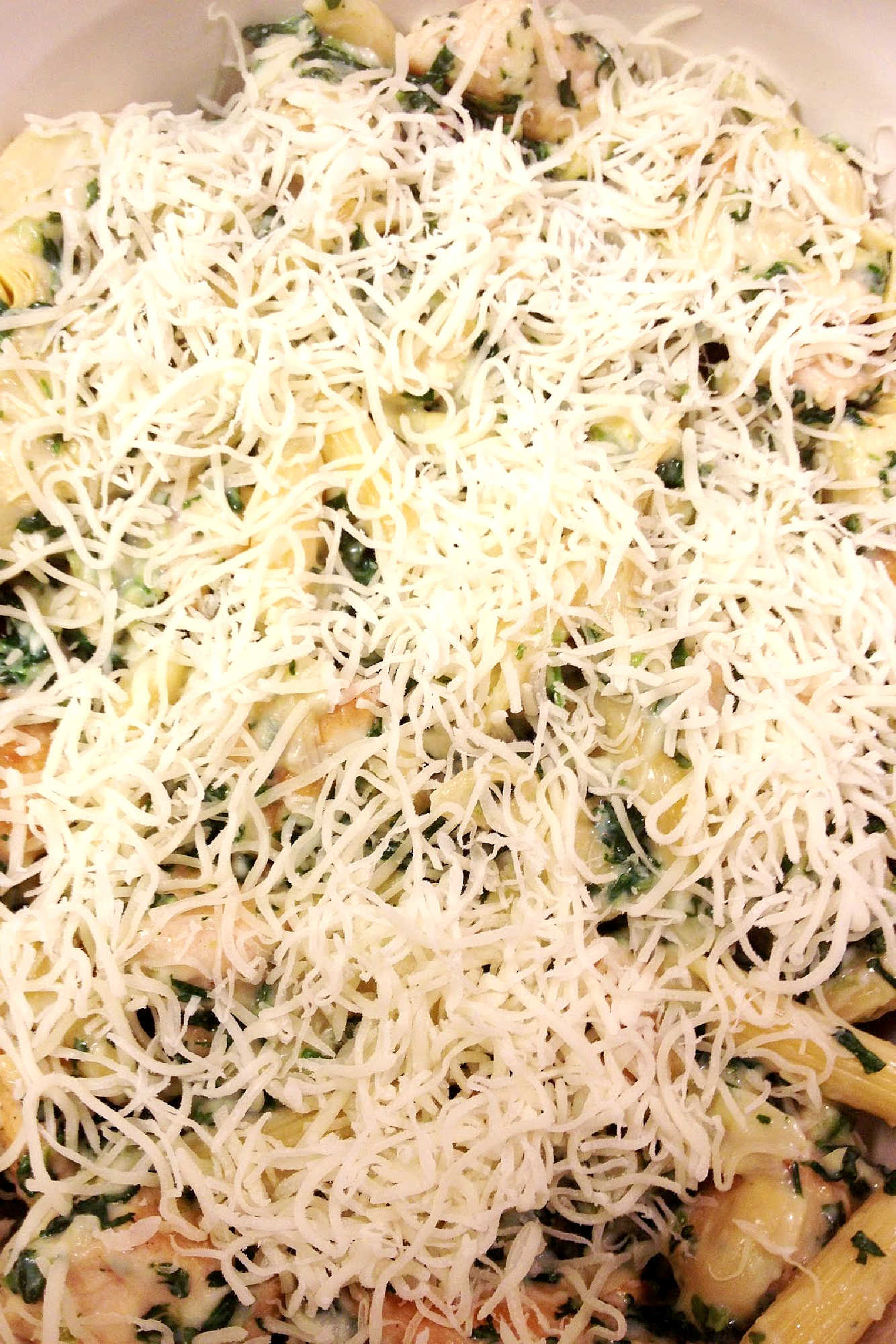 Looking for the perfect comfort food that won't ruin your diet? Try this creamy and flavorful Spinach and Artichoke Alfredo Chicken. #SpinachArtichokeAlfredo #ChickenAlfredoLovers #ComfortFoodCravings #HomemadePastaPerfection #DeliciousDinnerIdeas