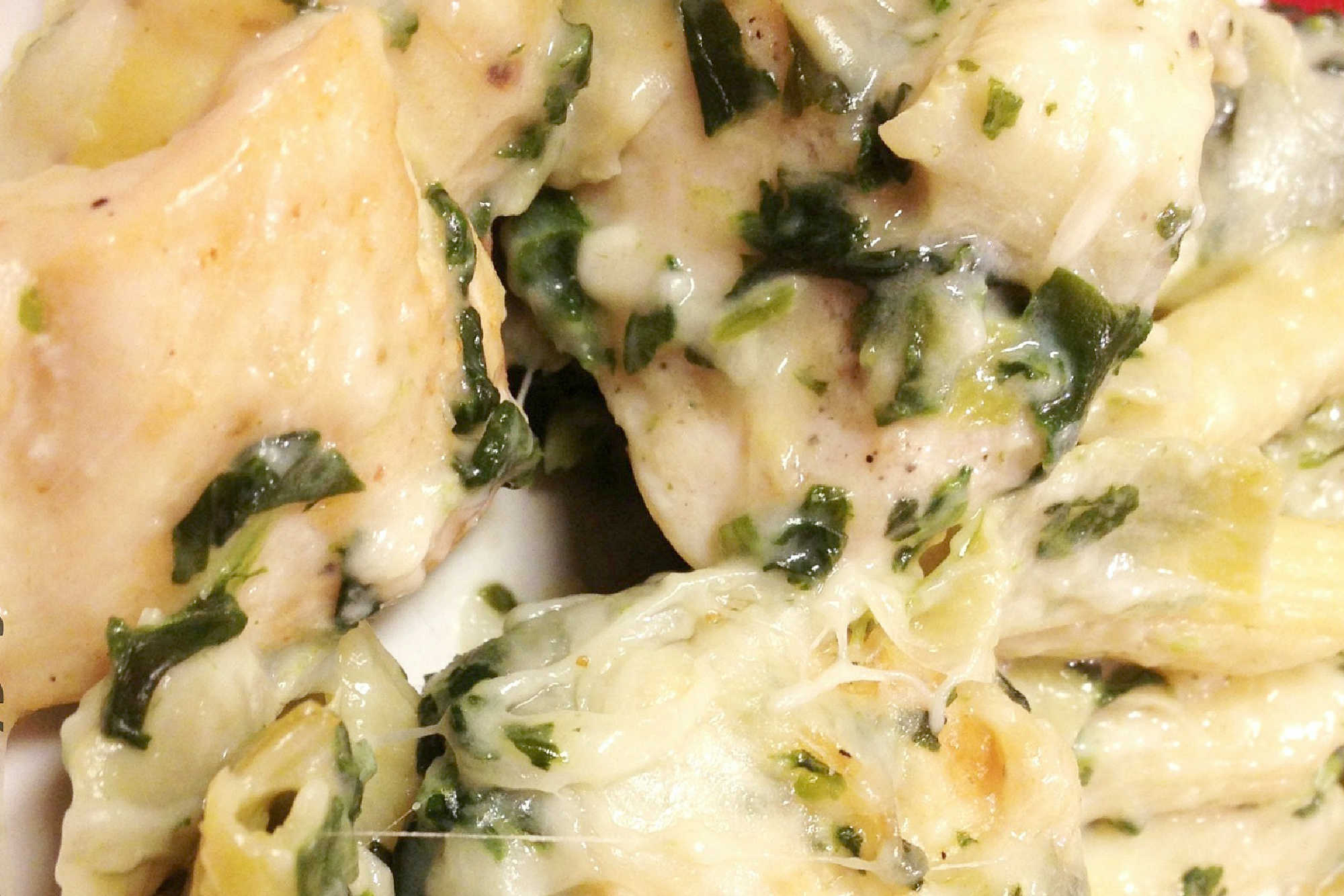 Looking for the perfect comfort food that won't ruin your diet? Try this creamy and flavorful Spinach and Artichoke Alfredo Chicken. #SpinachArtichokeAlfredo #ChickenAlfredoLovers #ComfortFoodCravings #HomemadePastaPerfection #DeliciousDinnerIdeas