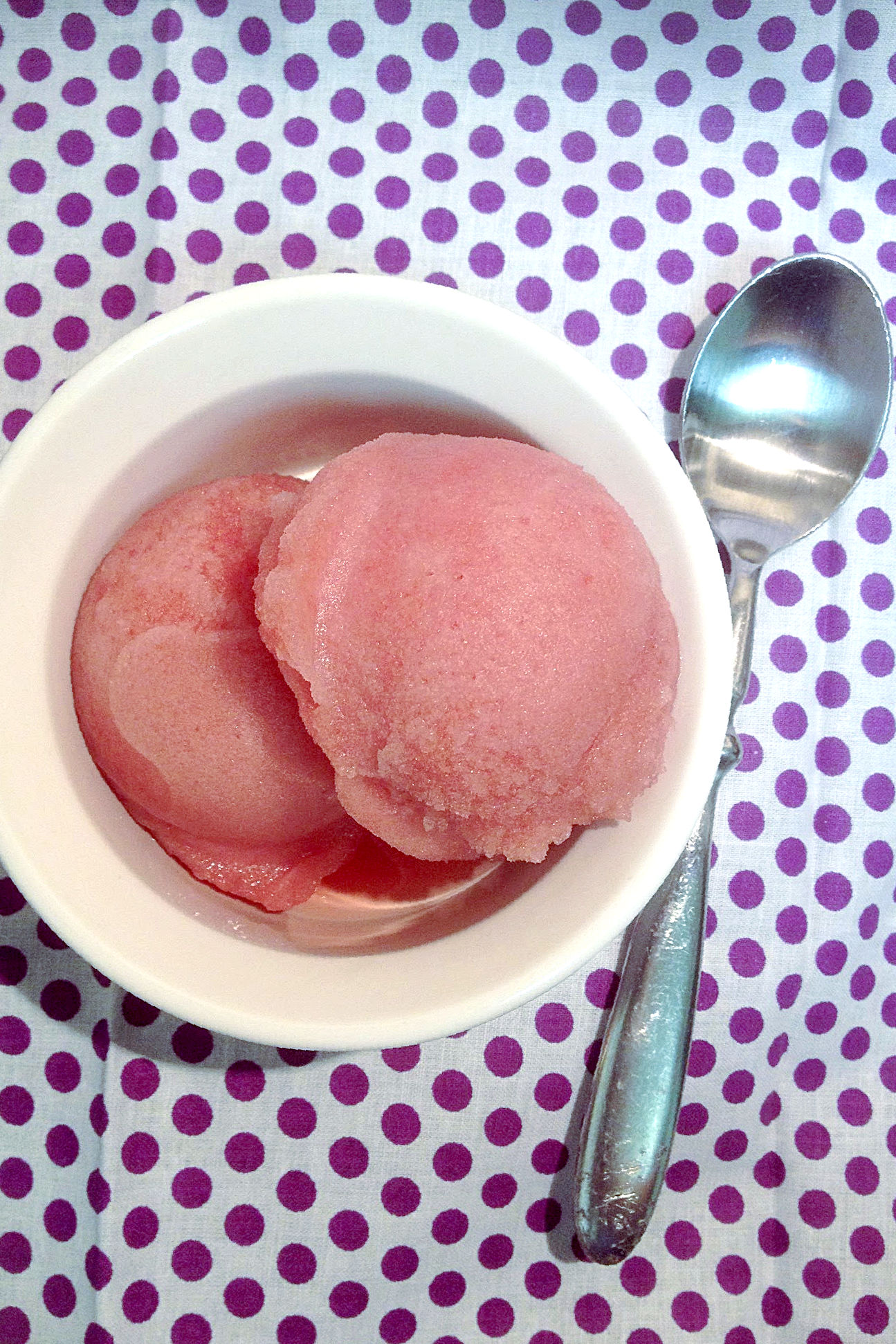The sweet, the tequila, the tart pomegranate.  They all just mesh perfectly in this sweet, cold and refreshing Pomegranate Tequila Sorbet!
