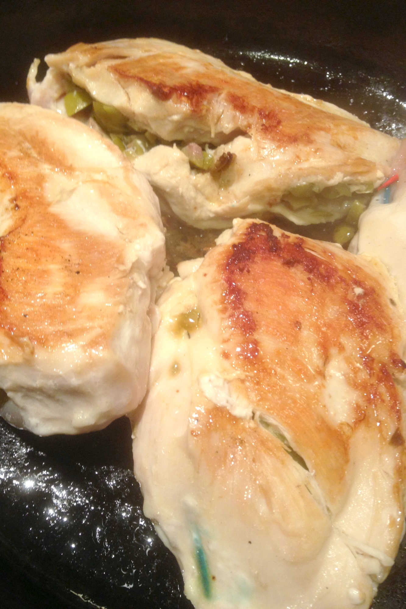 Unleash your inner chef with this mouth-watering Olive-Stuffed Chicken with Almonds. It's the perfect combination of savory and crunchy. #OliveChickenDelight #HealthyCookingIdeas #GourmetDinnerRecipes #AlmondLoversUnite #FoodieFavesIG