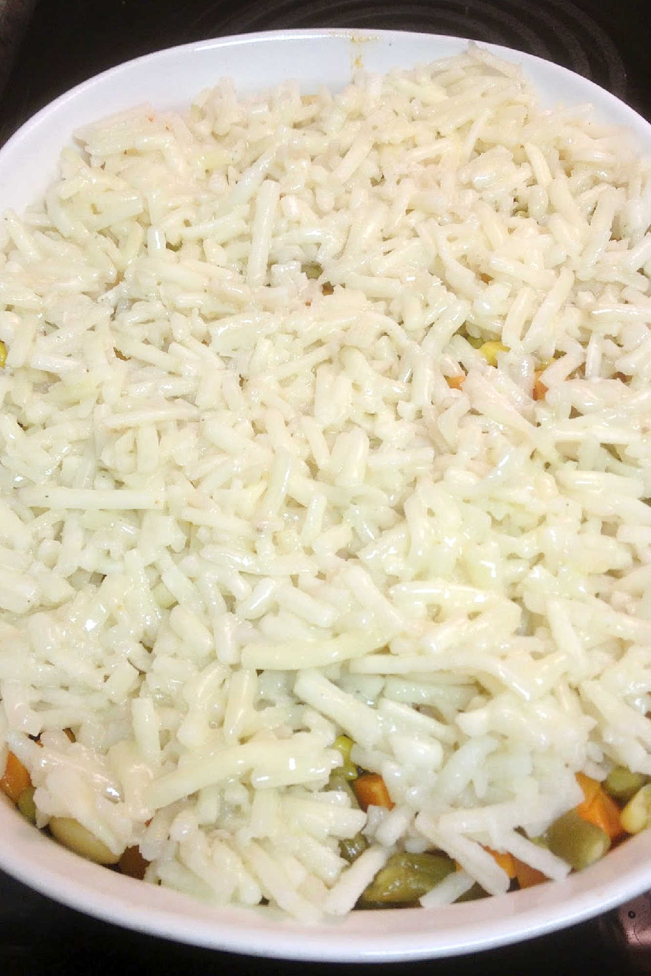 Who says cottage pie has to be traditional? Swap out mashed potatoes for a crispy layer of hash browns for a flavorful twist! #cottagepie #comfortfood #potatolove #homemadewithlove #casserolecrazy #EasyDinnerHack
