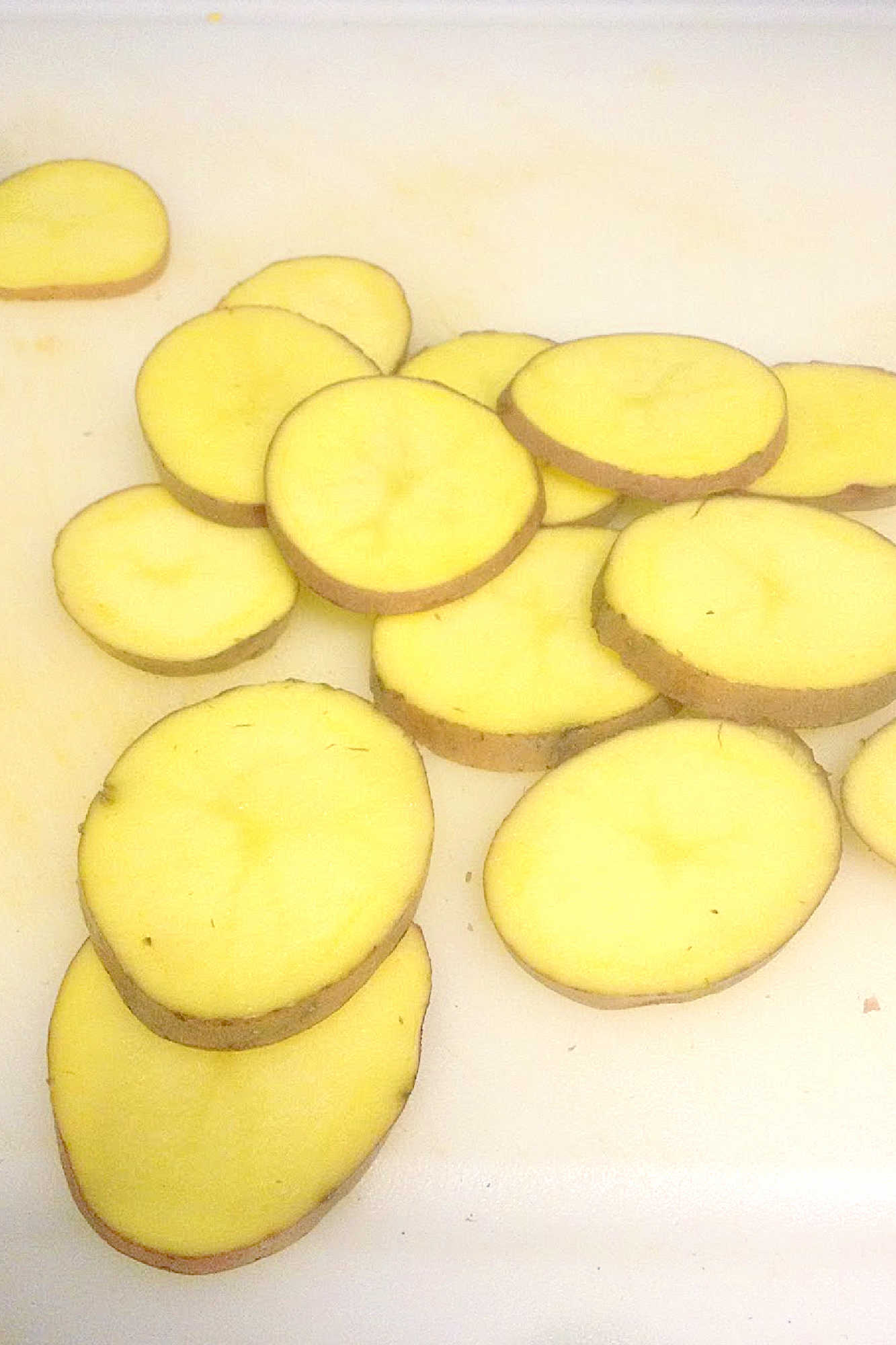 🥔✨ Get ready to elevate your snack game! These crispy delights topped with sweet caramelized leeks and onions are the perfect blend of savory and sweet. Trust us, they won’t last long at your next family gathering! Who's hungry? Tag someone you want to share this with! 🍽️❤️ #SavorySnackHeaven #GourmetPotatoCrisps #CaramelizedLeekCravings #FoodieFavs #InstaFoodDelights
