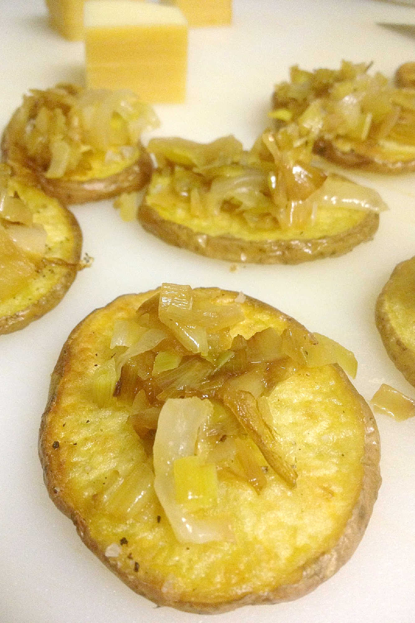 🥔✨ Get ready to elevate your snack game! These crispy delights topped with sweet caramelized leeks and onions are the perfect blend of savory and sweet. Trust us, they won’t last long at your next family gathering! Who's hungry? Tag someone you want to share this with! 🍽️❤️ #SavorySnackHeaven #GourmetPotatoCrisps #CaramelizedLeekCravings #FoodieFavs #InstaFoodDelights