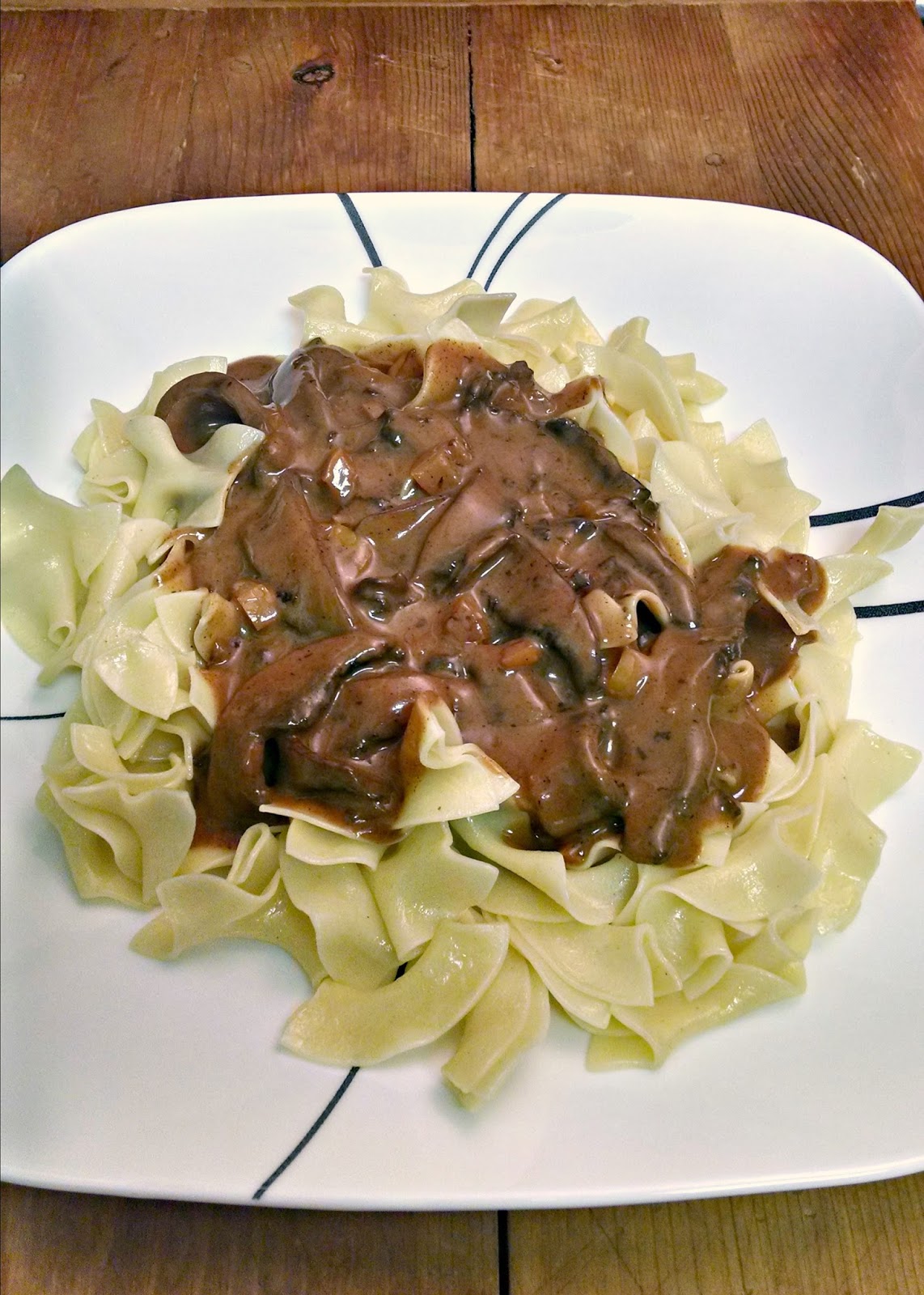 A Kitchen Hoor | #MeatlessMonday Hungarian Portobello Goulash Over Noodles #recipe @flowerfroggirl