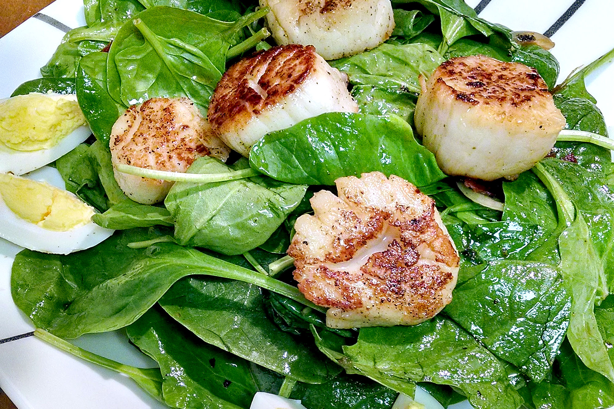 Wilted Spinach Salad with Pan Seared Scallops is super delicious!  Seriously.  DELICIOUS!  I think the hubs licked his plate.  AND it is so simple!!