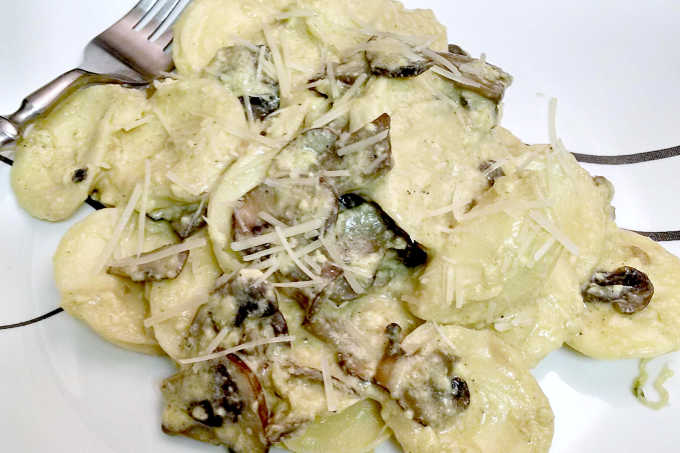 Ravioli Mushroom Carbonara for a Quick #MeatlessMonday Meal.  Ravioli make the most delicious pasta to use for this carbonara.  The combination of Parmesan and ricotta is just delicious!