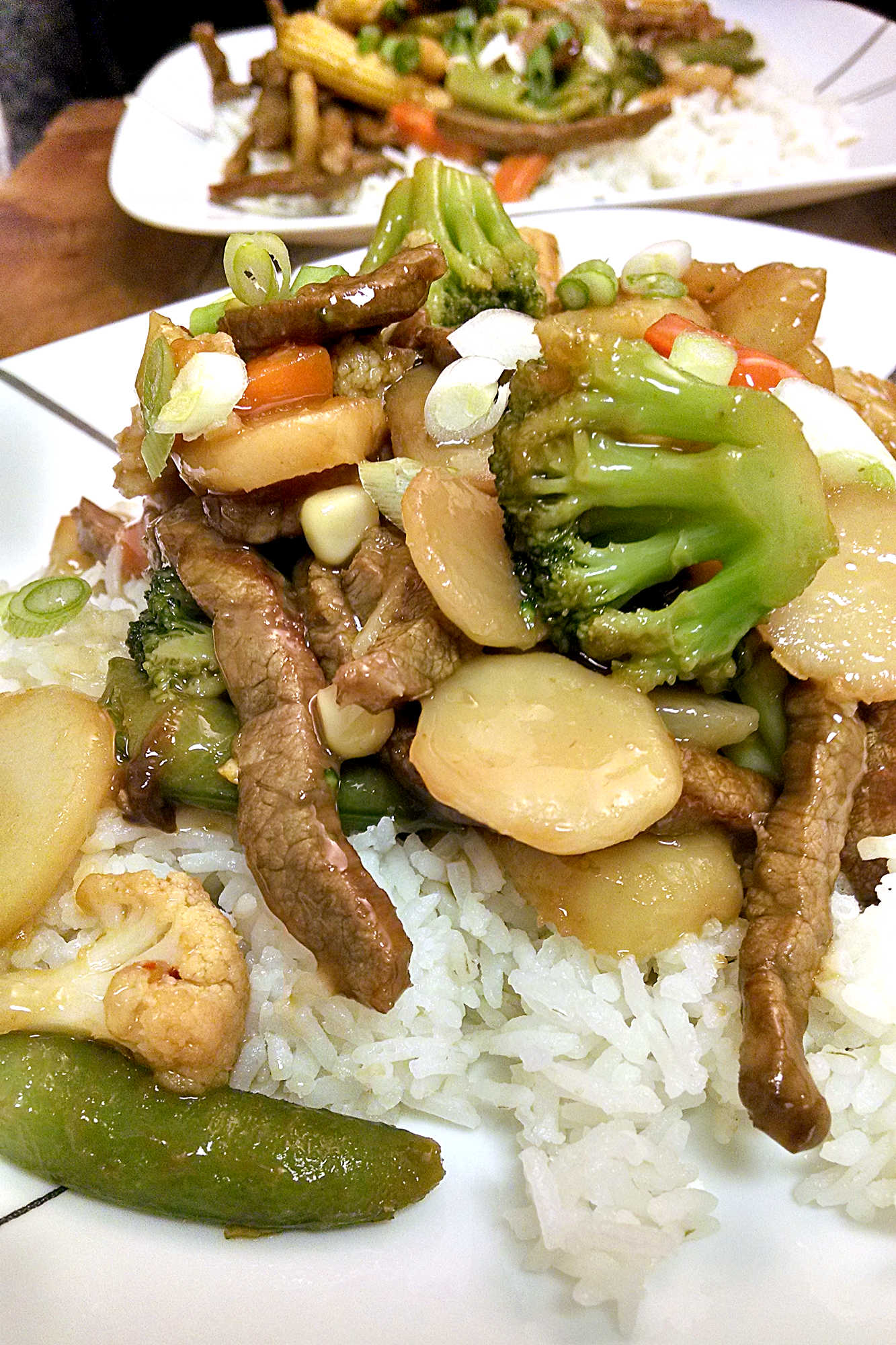 Tangy orange juice is mixed with ginger in this easy stir-fry.  Spicy Orange Ginger Beef Stir-Fry is a family favorite take-in recipe. 
