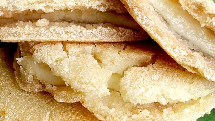 I had never even heard of these fantastic nibbles until I went to Colombia.  Arepas de Queso are cornmeal cakes filled with cheese.  They’re a national dish of Colombia.