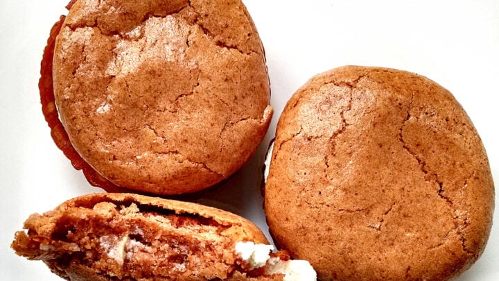 Pizza, but make it macaron! PEPPERONI PIZZA MACARON! 🍕 Tomato-kissed almond shells meet fluffy ricotta, bold pizza herbs, and a neat slice of pepperoni. Crisp, creamy, savory, and ready to steal the appetizer table. #pepperonipizza #macaron #pizzaheaven #macaronlovers #foodiefinds #pizzaparty #macaronmadness #pizzalove #pizzalicious #macaroncraving #SavoryMacarons #AppetizerRecipe #PartyFood #CreativeAppetizers