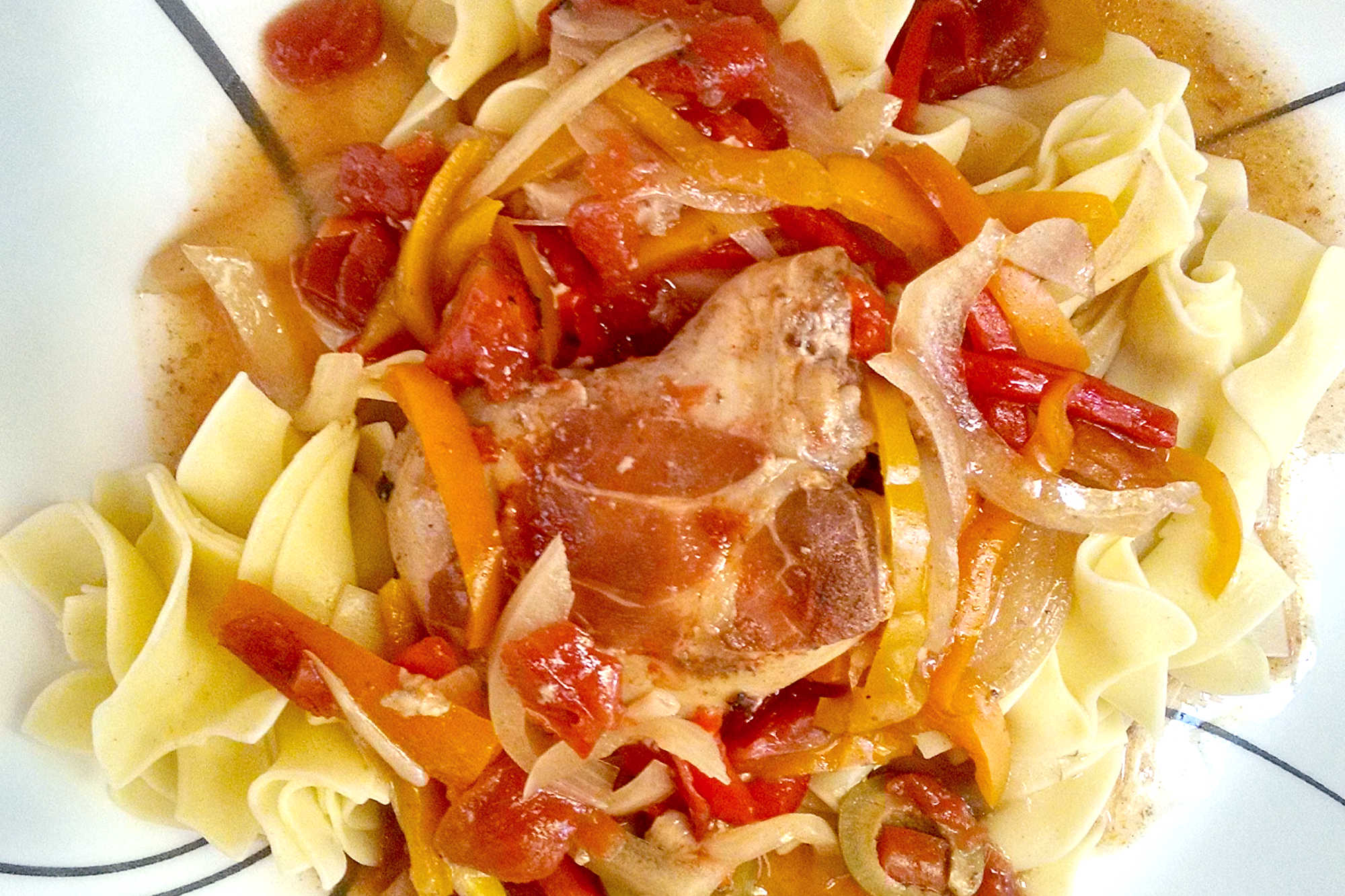 A Spanish style take on the traditional cacciatore, this Spanish Style Hunter Chicken has the heartiness of cacciatore with some Spanish flair! Since it’s made in a slow cooker, you can enjoy this year round! #SpanishStyleHunterChicken #LatinFoodLove #LatinCuisine #HunterChickenRecipe #ChickenRecipes #Chickenspaña #EspañolEats
