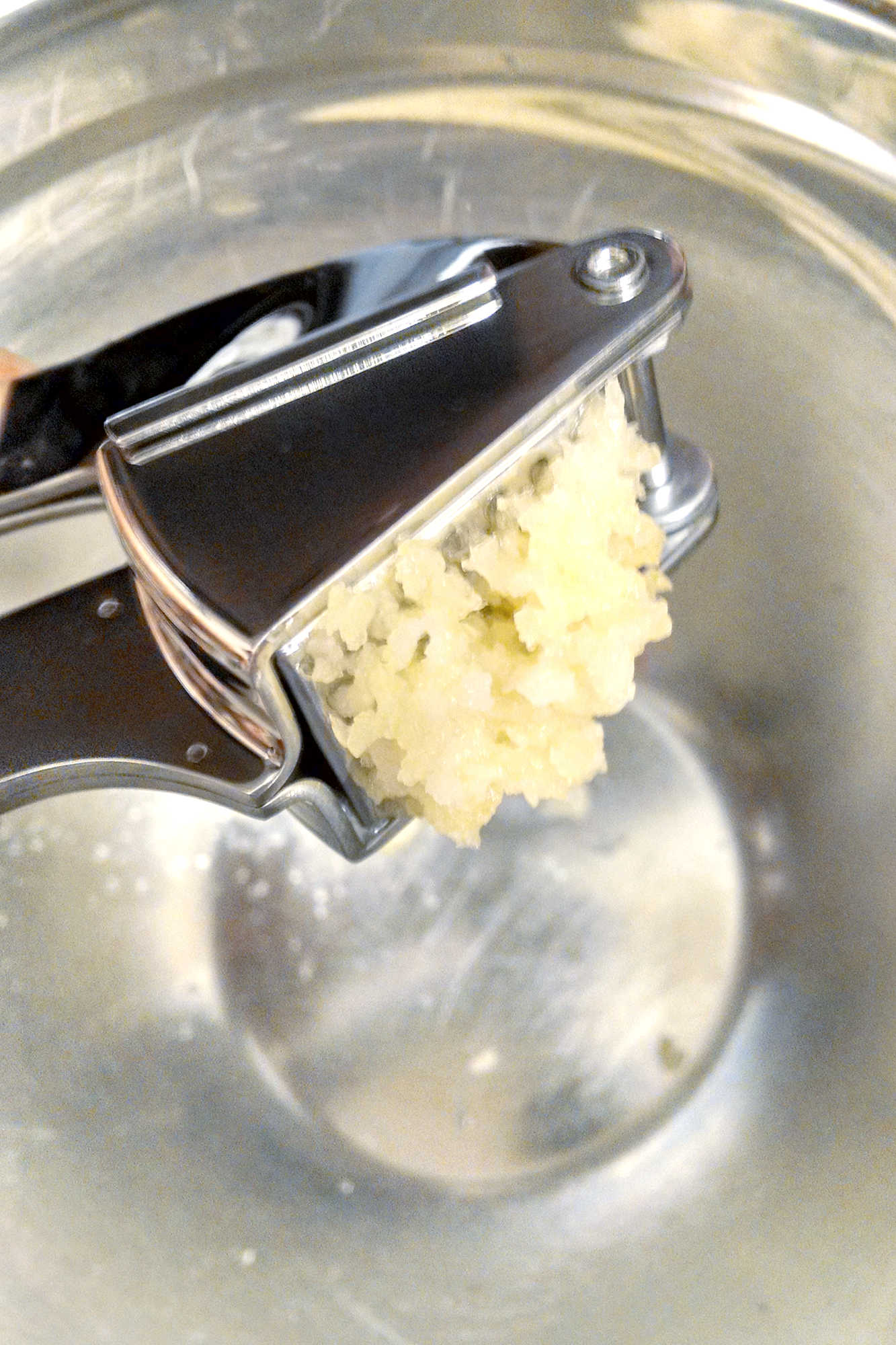 Tired of struggling to mince garlic? Meet your new kitchen BFF - the Propresser Garlic Press!  Say hello to easy, mess-free cooking.  #GarlicGameChanger #Propresser #KitchenGadgets #KitchenGadgetReview #GarlicPressPerfection #MustHaveKitchenTools #KitchenReviews #FoodieFavs