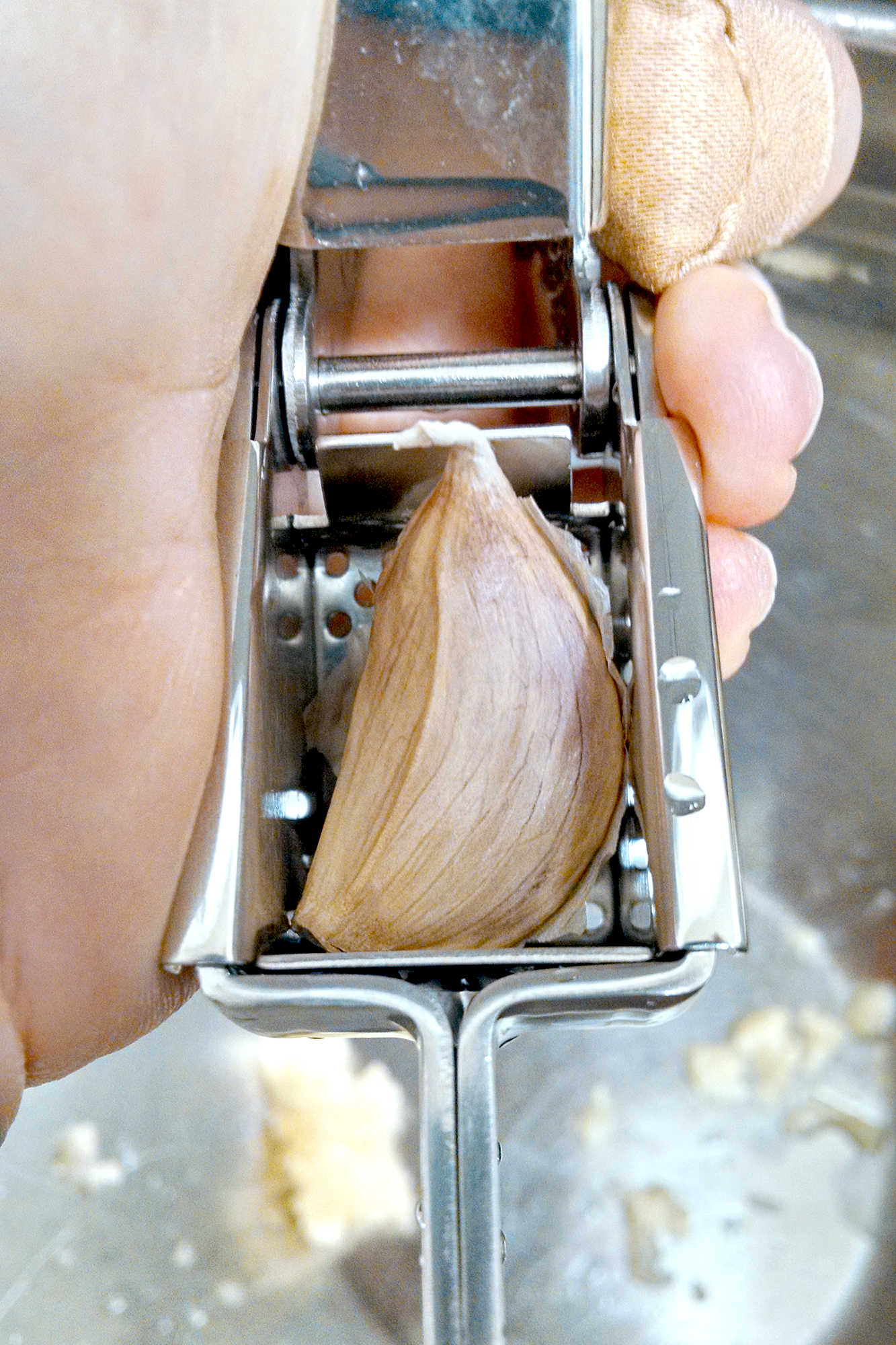 Tired of struggling to mince garlic? Meet your new kitchen BFF - the Propresser Garlic Press!  Say hello to easy, mess-free cooking.  #GarlicGameChanger #Propresser #KitchenGadgets #KitchenGadgetReview #GarlicPressPerfection #MustHaveKitchenTools #KitchenReviews #FoodieFavs