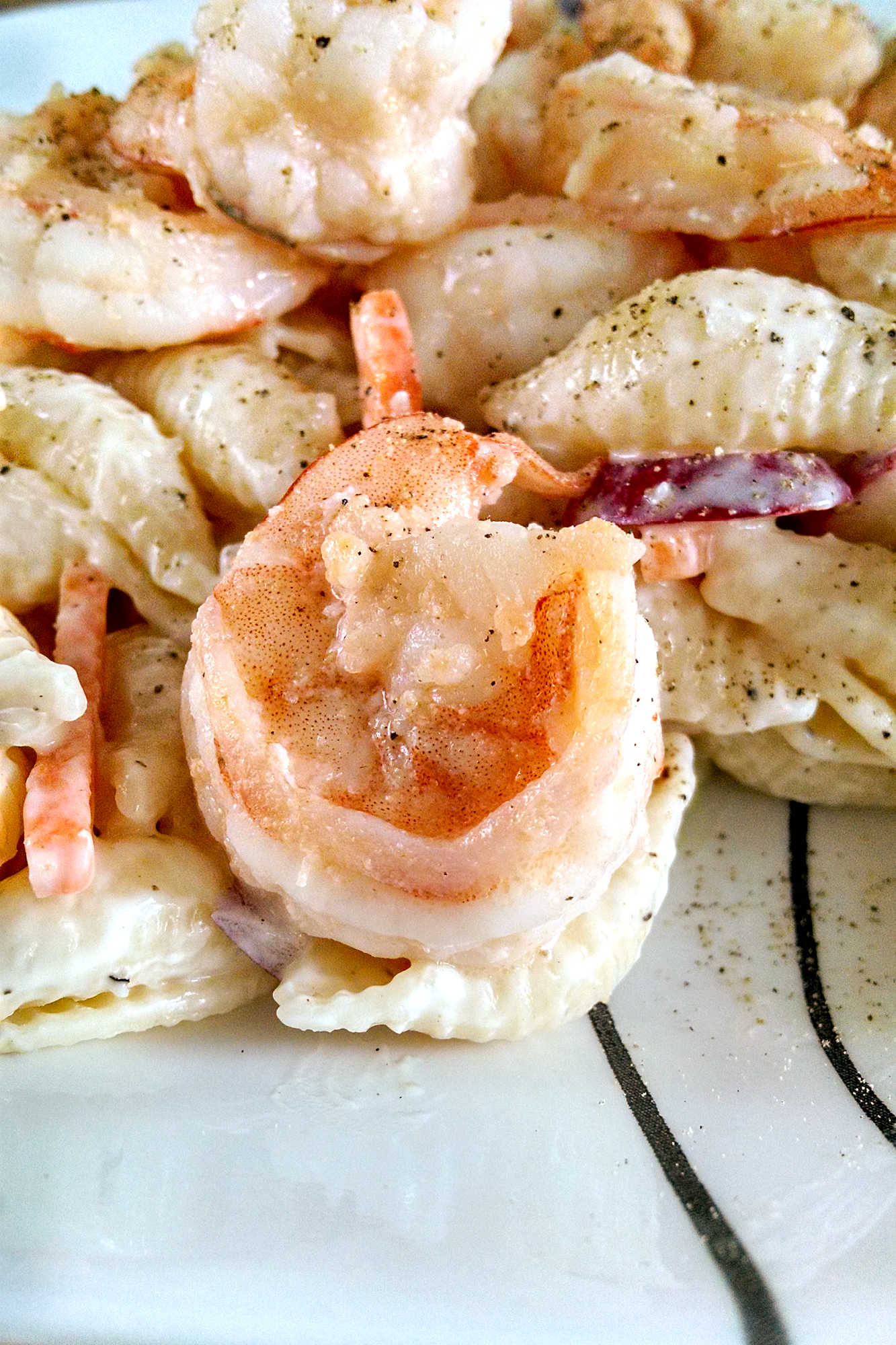 Looking for a refreshing and satisfying summer salad? Look no further than this mouthwatering Shrimp Scampi Pasta Salad. Packed with succulent shrimp and bursting with flavor. #shrimpscampi #pastalove #foodiefinds #summerpasta #seafoodlover