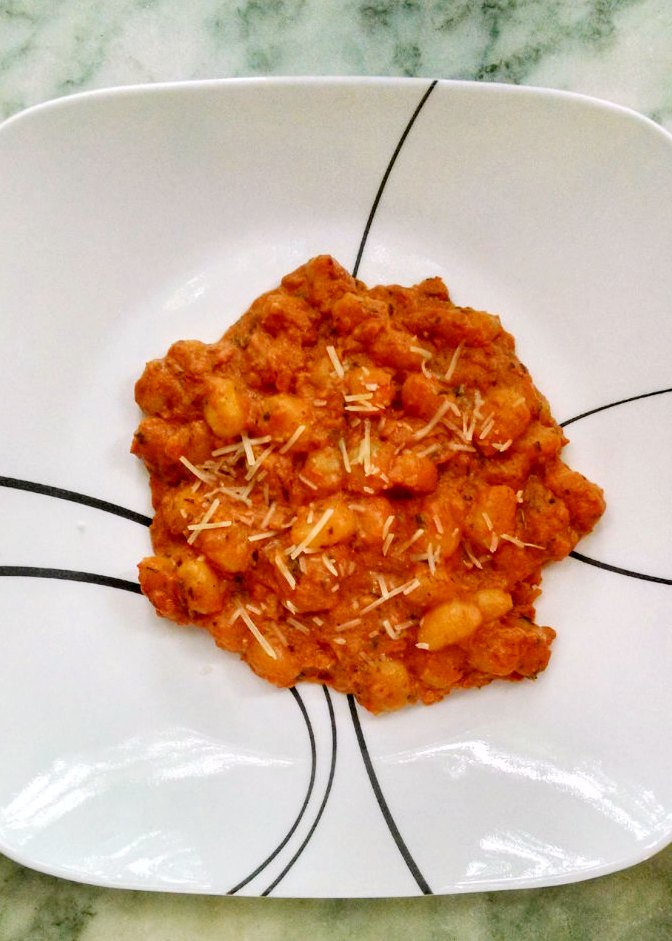A Kitchen Hoor's Adventures | Creamy Tomato Pesto Gnocchi