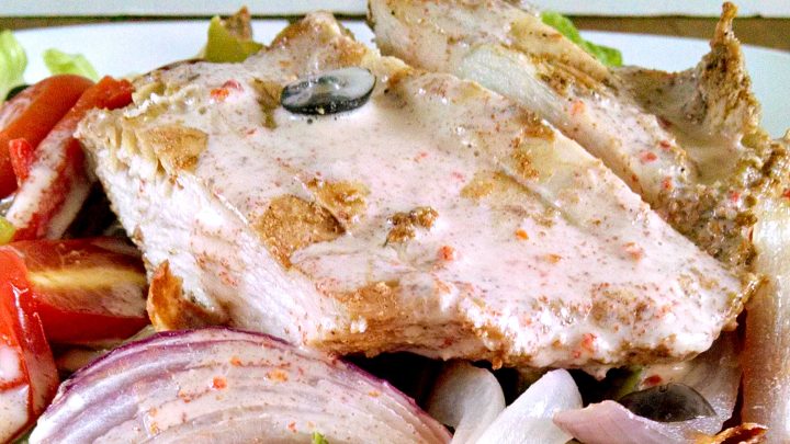 Tired of plain old salads? Spice things up with this Chicken Fajita Salad! Filled with juicy chicken, colorful veggies, and topped with a creamy avocado dressing, it's a party for your taste buds. #HealthyEating #FajitaLove #SaladGoals #ChickenFajita #MealPrepMadeEasy