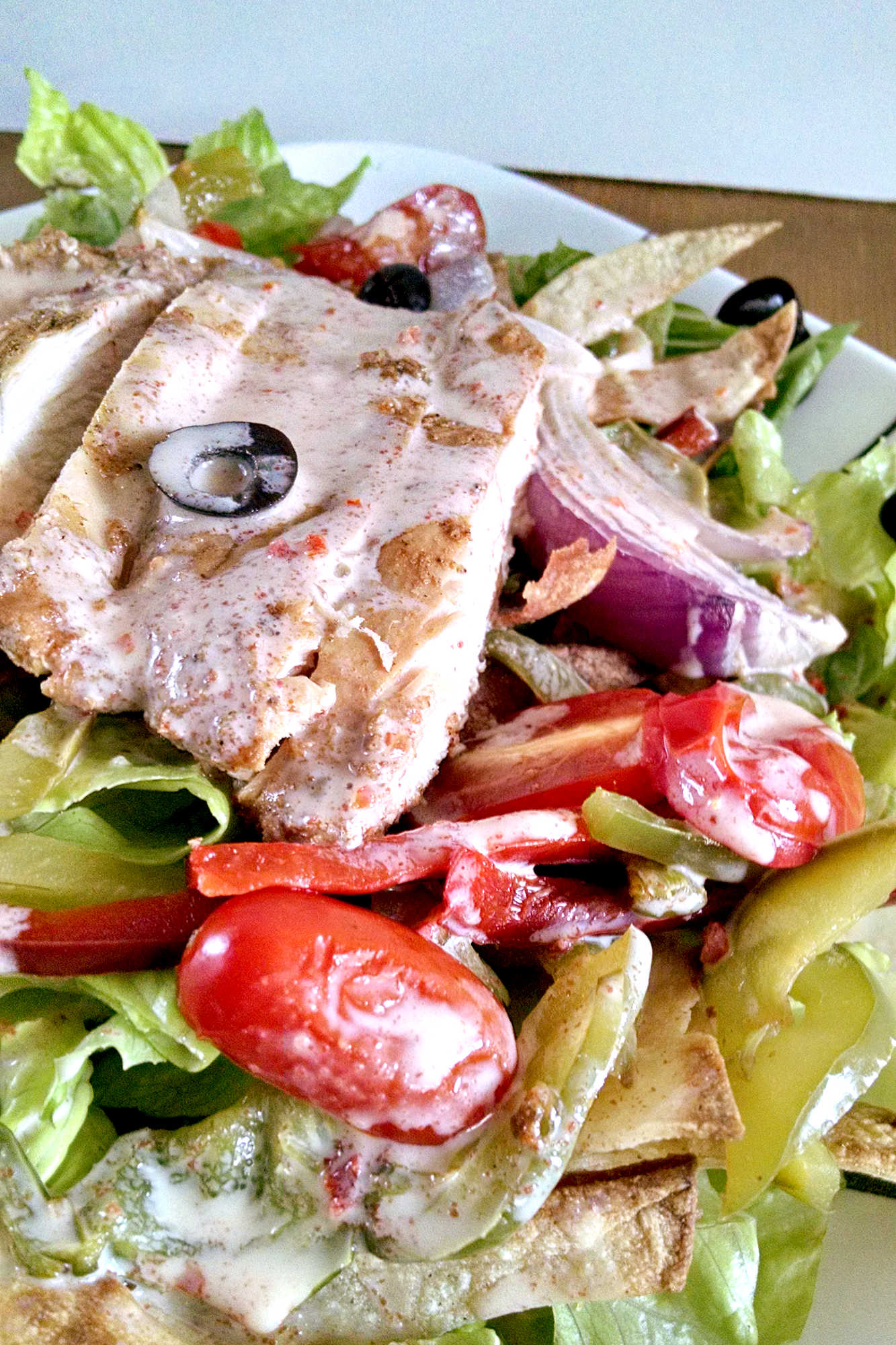 Tired of plain old salads? Spice things up with this Chicken Fajita Salad! Filled with juicy chicken, colorful veggies, and topped with a creamy avocado dressing, it's a party for your taste buds. #HealthyEating #FajitaLove #SaladGoals #ChickenFajita #MealPrepMadeEasy
