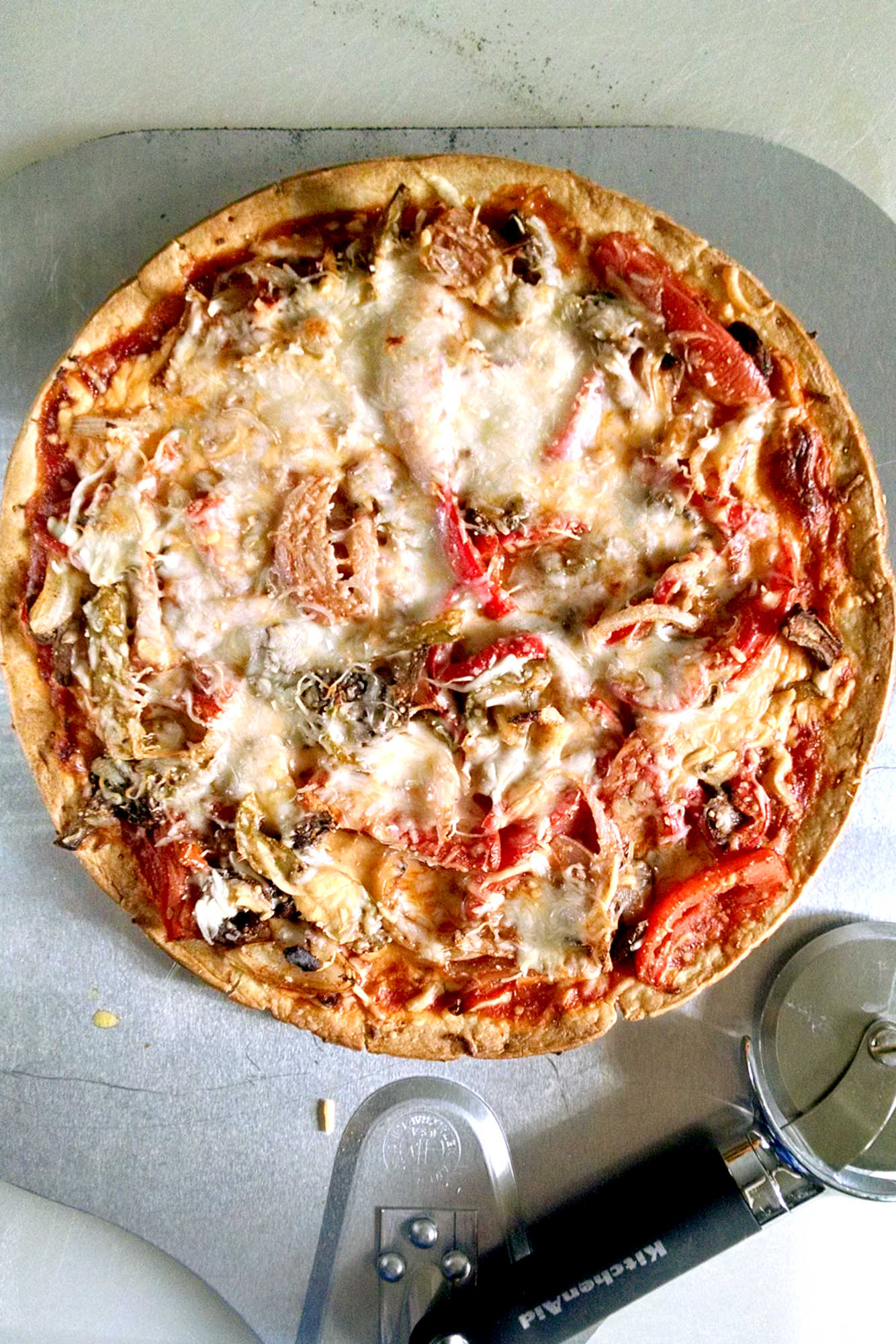 Spice up your pizza night with our mouth-watering veggie fajita pizza! Loaded with all your favorite veggies and a touch of heat from the Kickin Karma sauce. #veggiefajitapizza #plantbasedpizza #pizzalove #meatlessmonday #pizzanight #foodlove #pizzaobsessed #healthyeating #pizzalovers