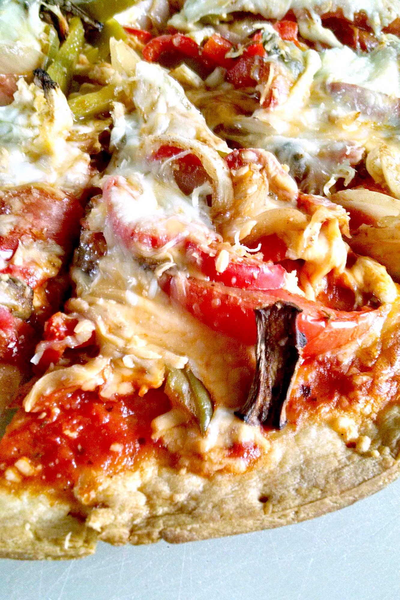 Spice up your pizza night with our mouth-watering veggie fajita pizza! Loaded with all your favorite veggies and a touch of heat from the Kickin Karma sauce. #veggiefajitapizza #plantbasedpizza #pizzalove #meatlessmonday #pizzanight #foodlove #pizzaobsessed #healthyeating #pizzalovers