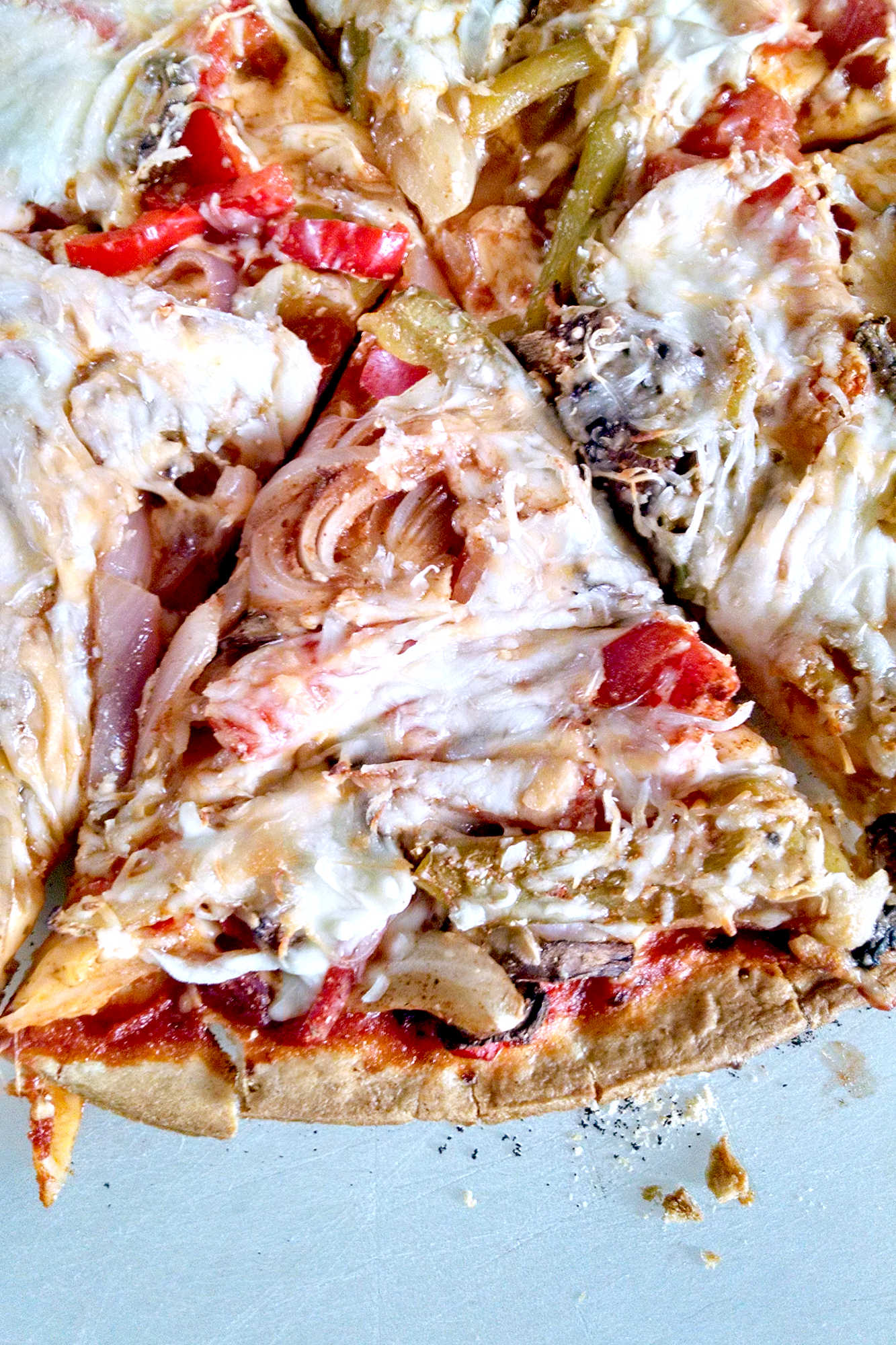 Spice up your pizza night with our mouth-watering veggie fajita pizza! Loaded with all your favorite veggies and a touch of heat from the Kickin Karma sauce. #veggiefajitapizza #plantbasedpizza #pizzalove #meatlessmonday #pizzanight #foodlove #pizzaobsessed #healthyeating #pizzalovers