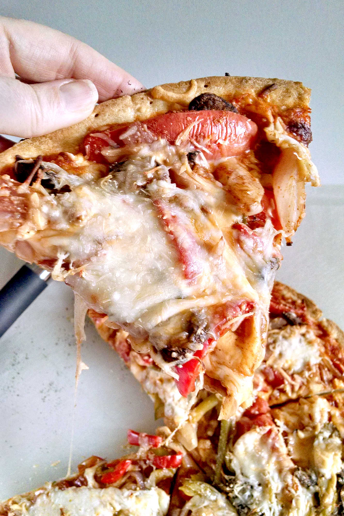 Spice up your pizza night with our mouth-watering veggie fajita pizza! Loaded with all your favorite veggies and a touch of heat from the Kickin Karma sauce. #veggiefajitapizza #plantbasedpizza #pizzalove #meatlessmonday #pizzanight #foodlove #pizzaobsessed #healthyeating #pizzalovers