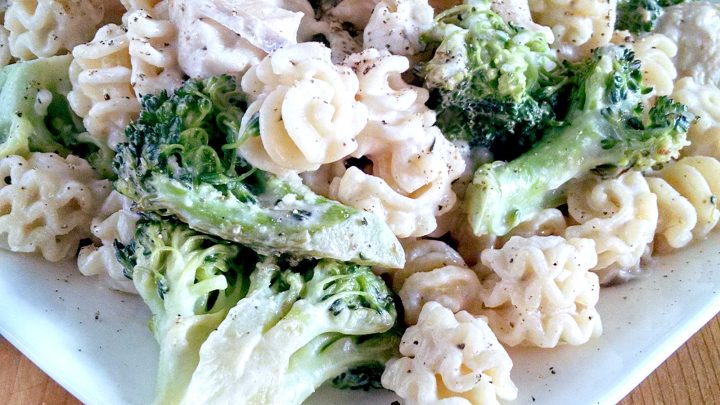 Looking for a quick and delicious dinner idea? Look no further than this one-pan Chicken & Broccoli Skillet Pasta Alfredo. Easy clean up, maximum flavor. #pastarecipe #broccoli #chickenrecipe #easyrecipe #comfortfood #ChickenBroccoliAlfredo #OnePanPasta #WeeknightDinnerIdeas #EasyPastaRecipes #AlfredoLoversUnite