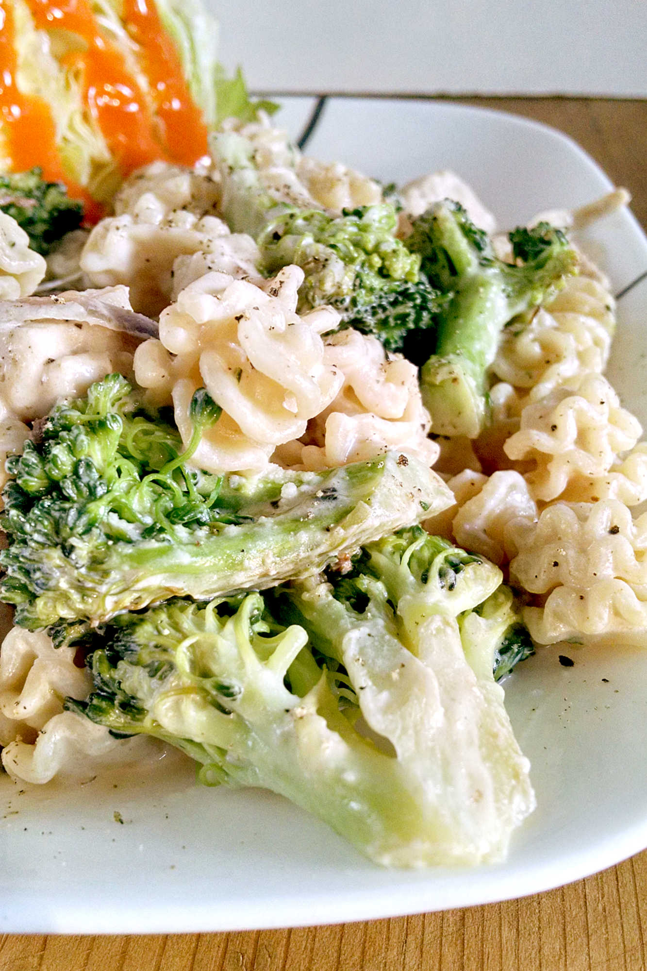 Looking for a quick and delicious dinner idea? Look no further than this one-pan Chicken & Broccoli Skillet Pasta Alfredo. Easy clean up, maximum flavor. #pastarecipe #broccoli #chickenrecipe #easyrecipe #comfortfood #ChickenBroccoliAlfredo #OnePanPasta #WeeknightDinnerIdeas #EasyPastaRecipes #AlfredoLoversUnite