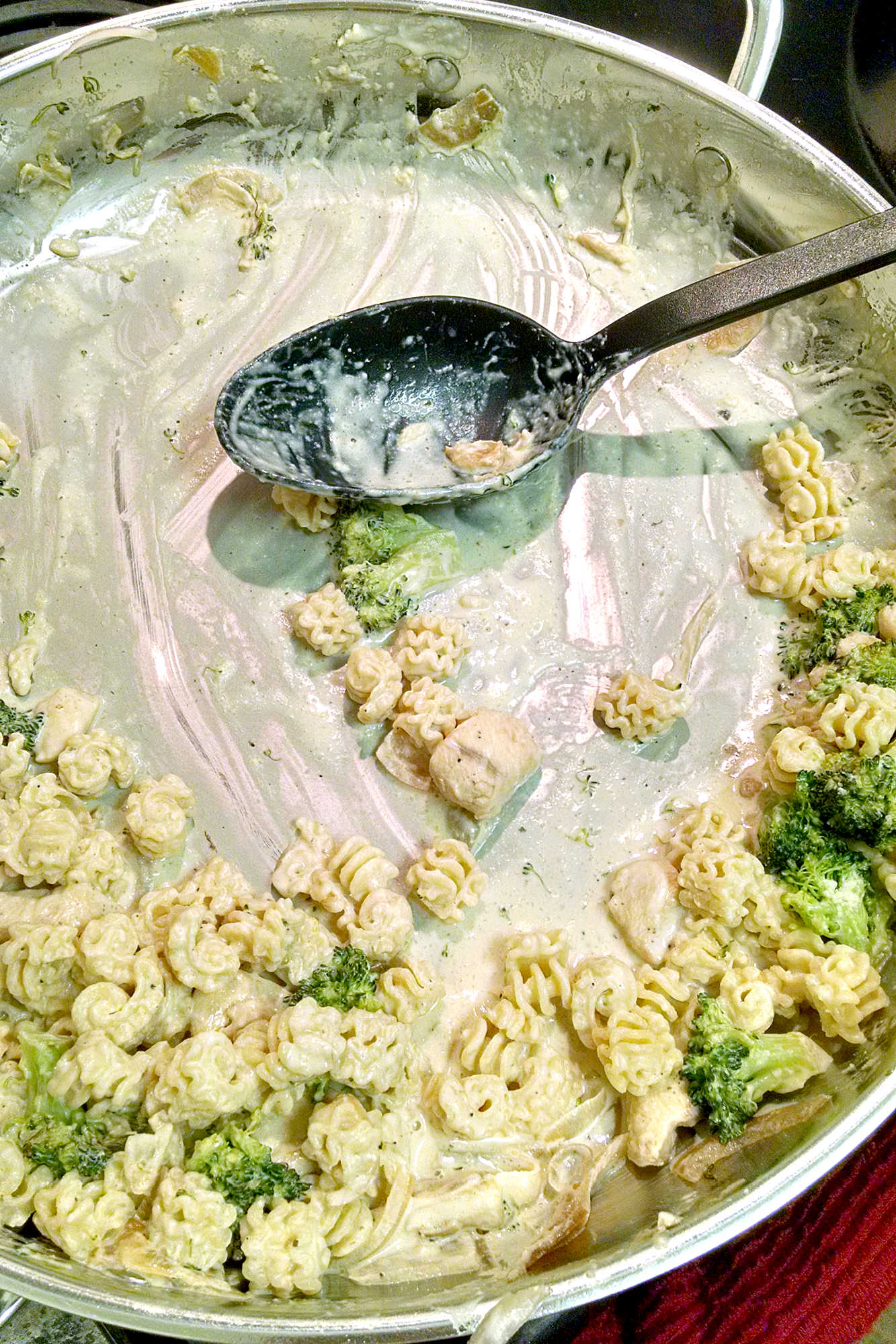 Looking for a quick and delicious dinner idea? Look no further than this one-pan Chicken & Broccoli Skillet Pasta Alfredo. Easy clean up, maximum flavor. #pastarecipe #broccoli #chickenrecipe #easyrecipe #comfortfood #ChickenBroccoliAlfredo #OnePanPasta #WeeknightDinnerIdeas #EasyPastaRecipes #AlfredoLoversUnite