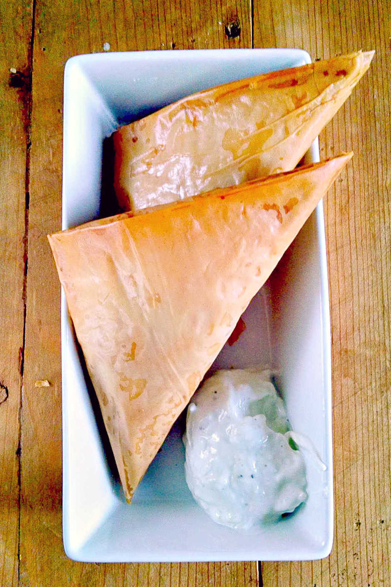 Craving something warm and comforting on a chilly day? Our pan roasted pumpkin samosas are the answer. Bite into the crispy pastry and delicious pumpkin filling for the ultimate cozy experience. #SamosaLoverSociety #FallFlavorsDelight #VeganSnackAttack #PumpkinSpiceSamosas #IndianCuisineCravings