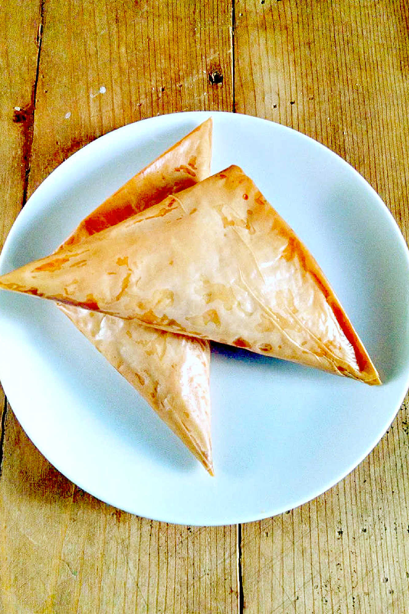 Craving something warm and comforting on a chilly day? Our pan roasted pumpkin samosas are the answer. Bite into the crispy pastry and delicious pumpkin filling for the ultimate cozy experience. #SamosaLoverSociety #FallFlavorsDelight #VeganSnackAttack #PumpkinSpiceSamosas #IndianCuisineCravings