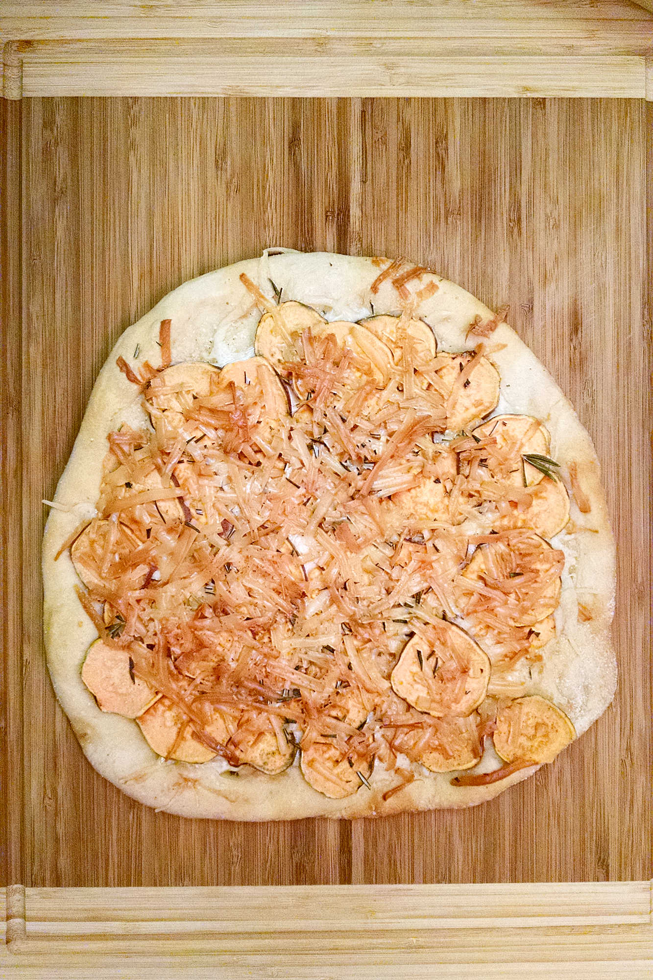 Move over, traditional toppings! It's time to try our Potato Leek Pizza 🚀 A delicious twist on a classic with a creamy base of leeks and potatoes. Are you brave enough to take a bite?  #pizza #leek #potatoleekrecipe #pizzarecipe #meatless #potatoleekpizza #homemadepizza #pizzaloversunite #vegetarianeats #foodfromthegarden #MashupRecipe #PizzaRevolution