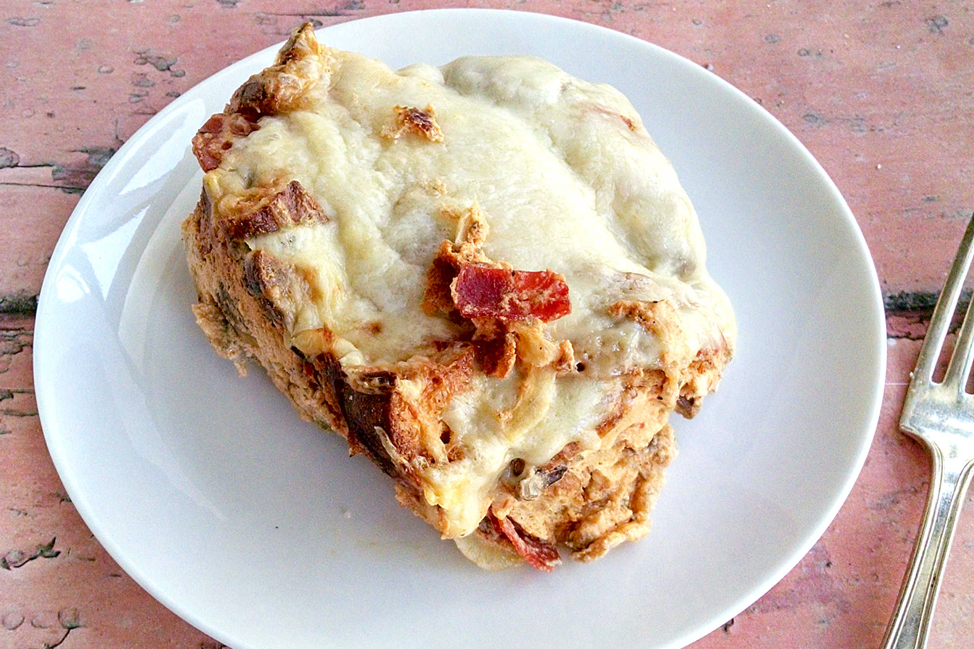 Can't decide between pizza and breakfast? Have both with Supreme Pizza Strata! This flavorful #recipe is sure to satisfy all your cravings. #SupremePizzaStrata #PizzaLoversUnite #ComfortFoodGoals #FoodieFaves #DeliciousEats