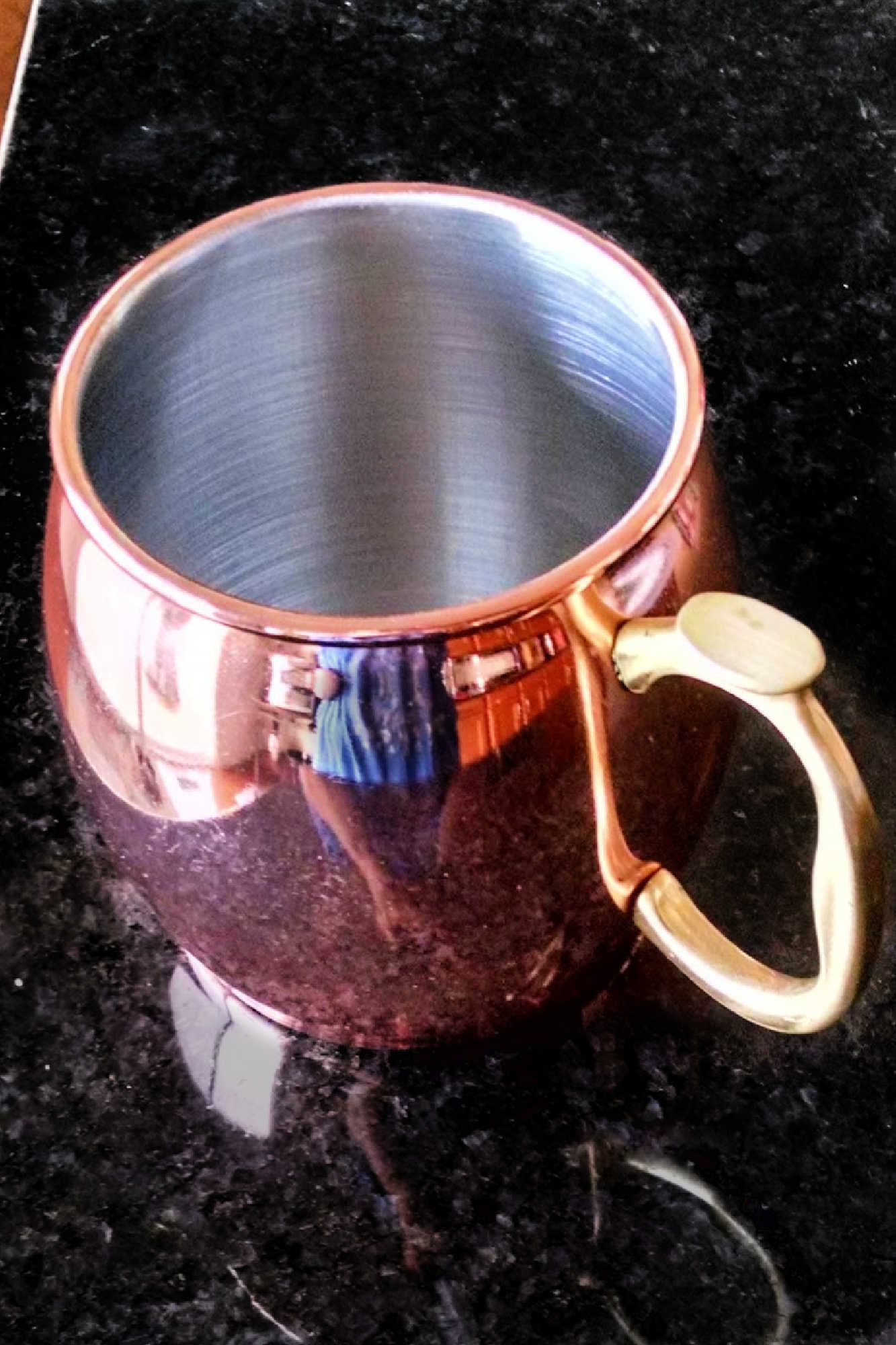 Forget boring drinkware, glam up your drink presentation with My Kitchen Concepts' Moscow Mule mugs! Perfect for a night in or impressing guests at your next party. #MoscowMuleMug #KitchenGoods #KitchenEssentials #CocktailCulture #KitchenReviews
