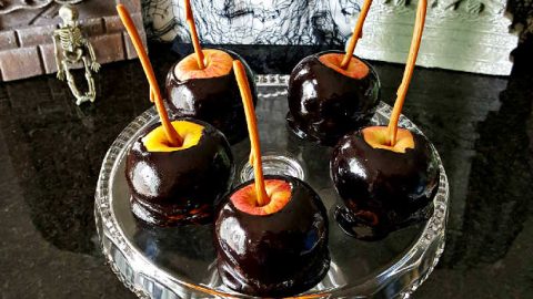 With Halloween soon upon us, I’m in the kitchen cooking up some tricky treats. Like these Black Magic Caramel Apples inspired by Dixie Crystals.