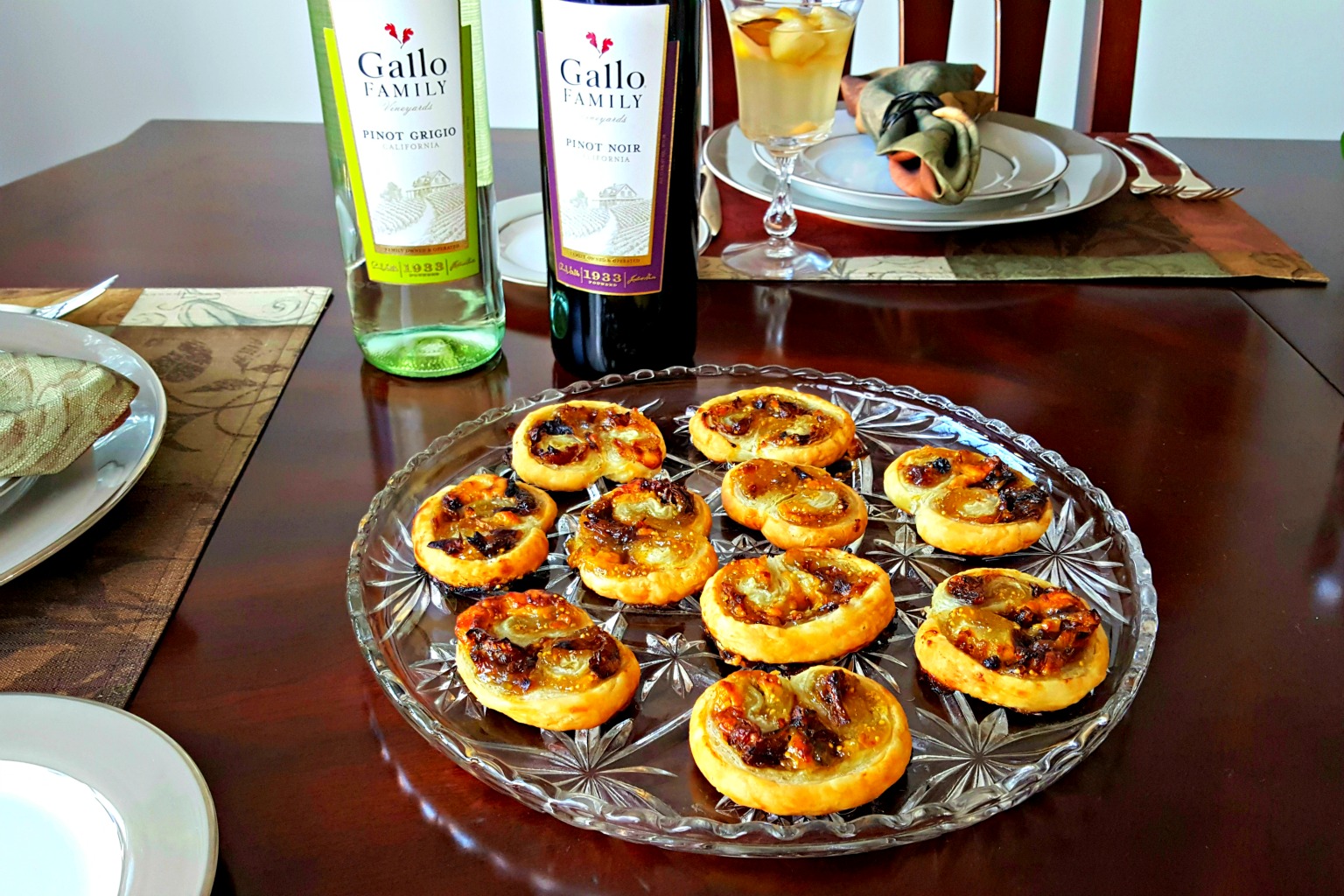 With just four simple ingredients, you can have a fancy appetizer for your guests. Blue Cheese, Fig, and Caramelized Onion Palmiers will impress evenly the in-laws this holiday season!