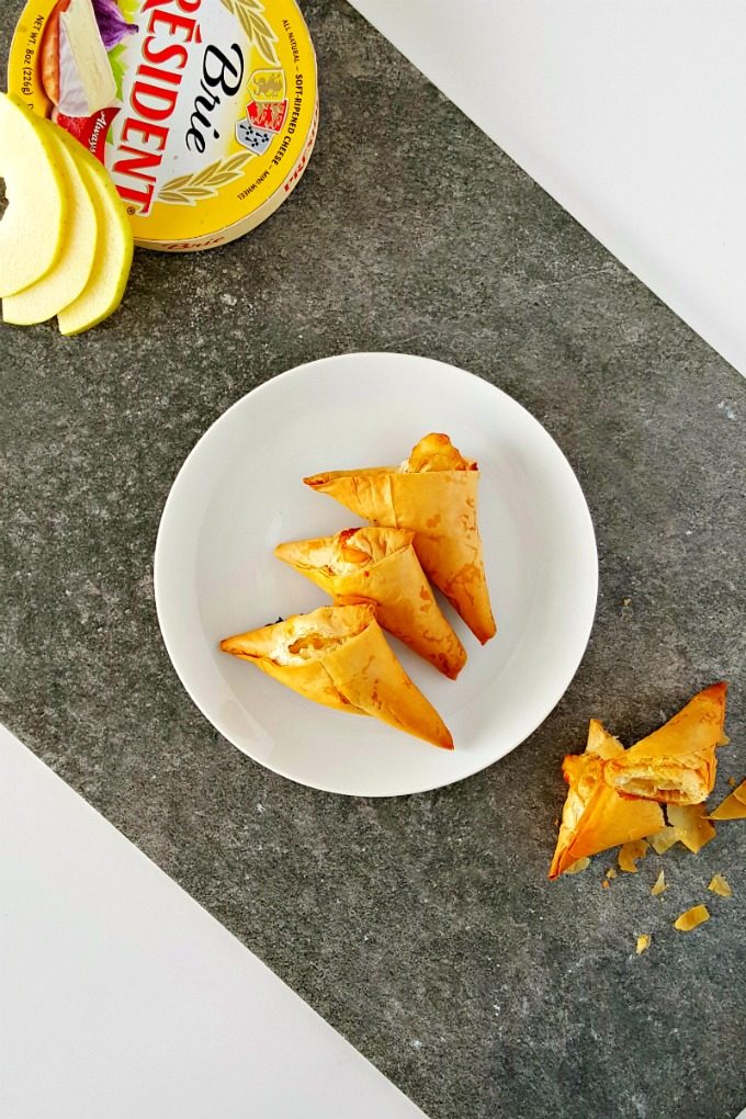 Sweet apples, salty brie, and crispy phyllo dough make the perfect little nibble for you and your sweetheart. Envy Apple Brie Triangles are simple yet perfectly elegant.
