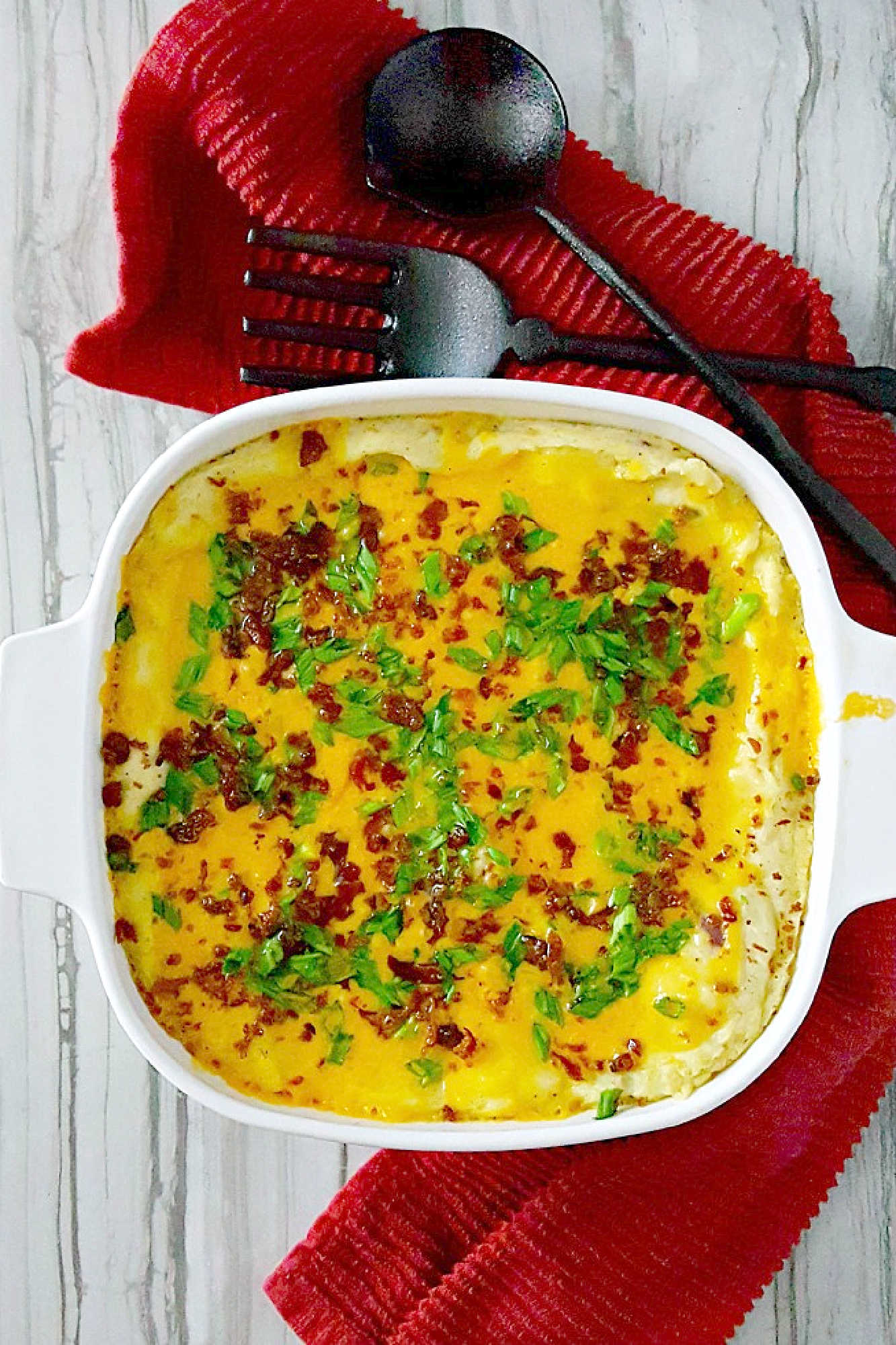 With just a few simple ingredients, you can create an amazing and delicious side dish. Twice Baked Potato Casserole has all the flavors of a twice baked potato in a flavorful side dish casserole. #potatorecipe #twicebakedpotato #potatocasserole #cheesybaconpotatoes
