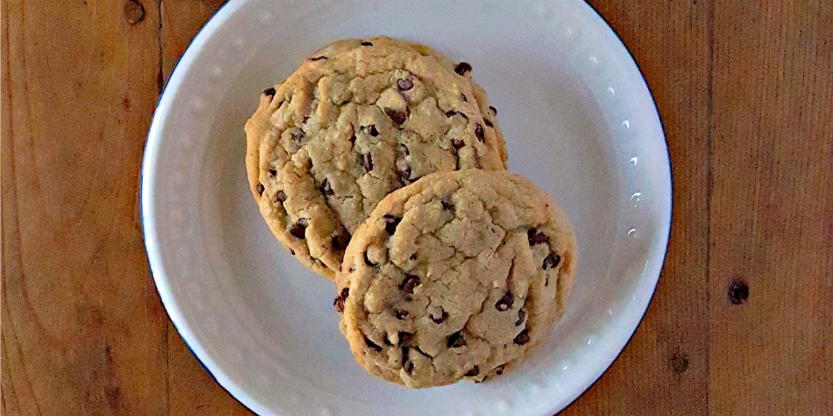 Crispy and Chewy Chocolate Chip Cookies
