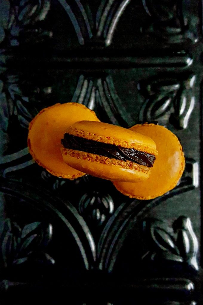 It's not the holiday season without orange and chocolate! These Tangerine and Dark Chocolate Macaron are seriously crave-able! #ChristmasCookies
