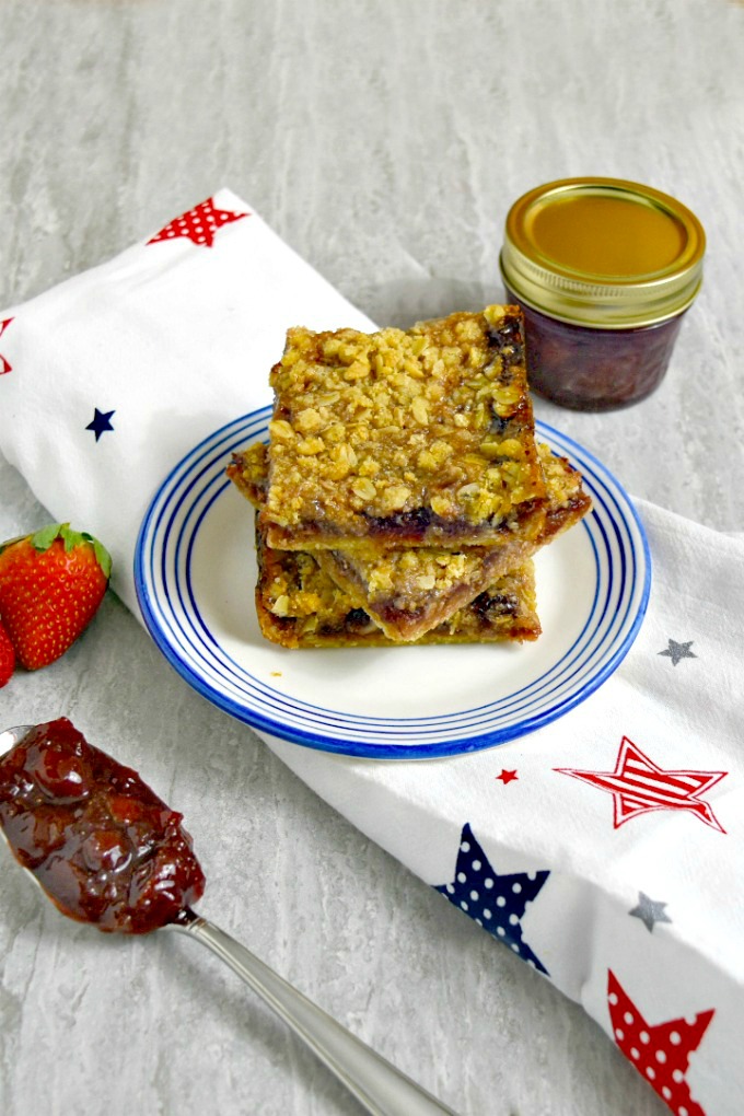 Strawberry preserves made with #FLStrawberry make the perfect filling for these Strawberry Crumble Bars. Strawberry flavor is sandwiched between buttery layers of oatmeal and almond crumble. #SundaySupper