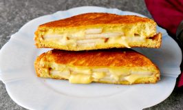 Smokey applewood gouda and crispy, sweet pears make the most amazing combination. Applewood Gouda and Pear Grilled Cheese is a delicious grilled cheese that everyone will love!! #SundaySupper