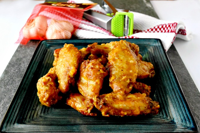 With just a kick of spice and a LOT of garlic, these Garlic Peri-Peri Baked Wings taste like garlic wings from my favorite wing joint only healthier! #4theLoveofGarlic #Garject