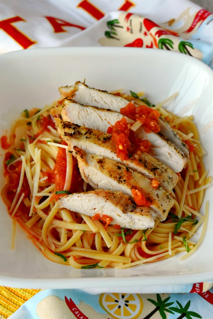 Grating the tomatoes tastes like summer in a sauce. Grilled Chicken and Pasta with Grated Tomato Sauce has a fresh tasting sauce with succulent and delicious grilled chicken. #SundaySupper