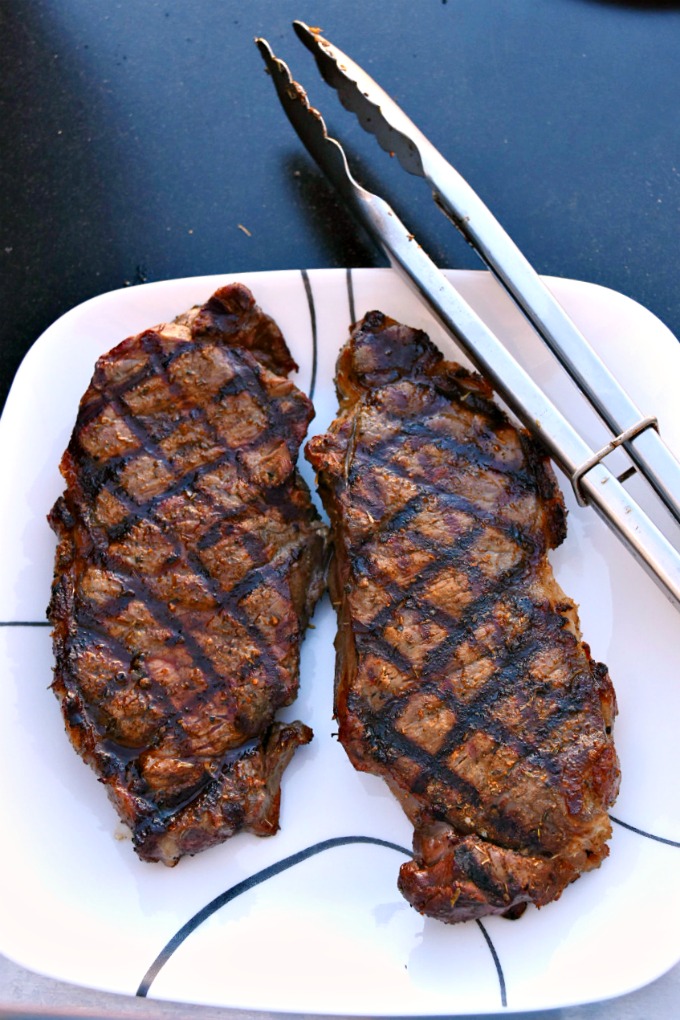 This Grilled Greek Steak Salad with Greek Goddess Dressing is full of delicious oregano, garlic, and rosemary flavors, delicious steak, and cool salad. Perfect for summer! #SundaySupper