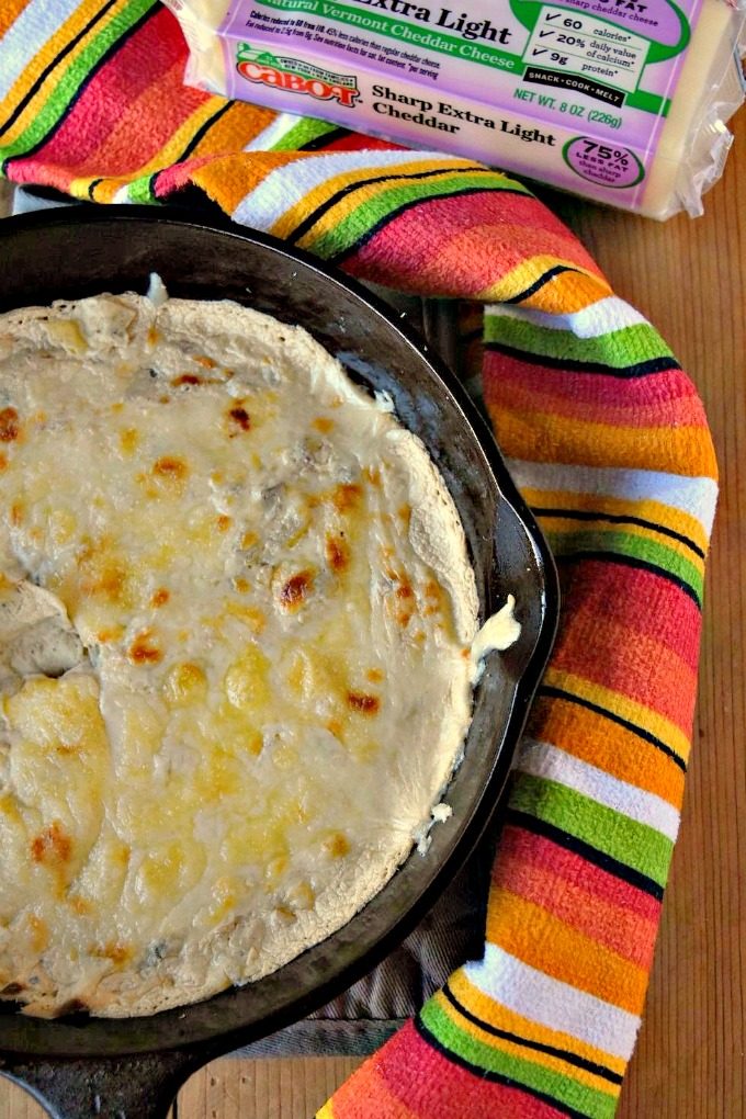 This Skillet Jalapeno Popper Dip recipe is fabutastic! Your guests will devour it and ask for more! #DairyMonth
