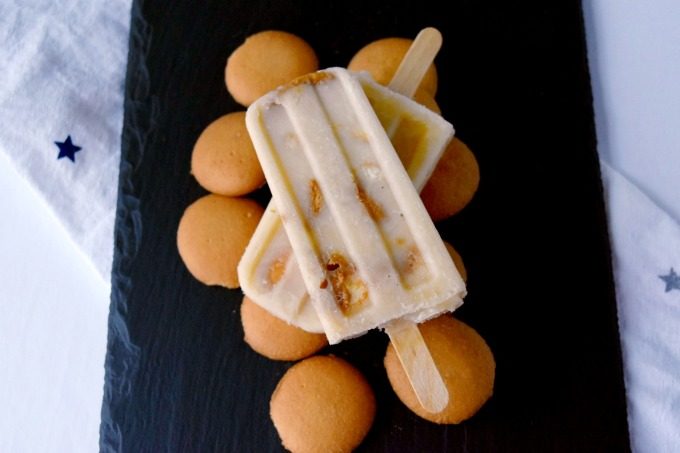 With all the flavors of a southern banana pudding, these Yogurt Banana Pudding Pops are easy to make and taste just like summer! #DairyMonth 