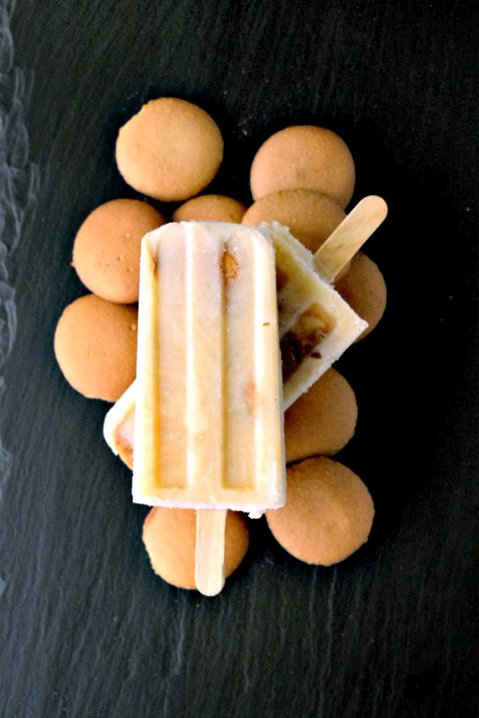 With all the flavors of a southern banana pudding, these Yogurt Banana Pudding Pops are easy to make and taste just like summer! #DairyMonth 